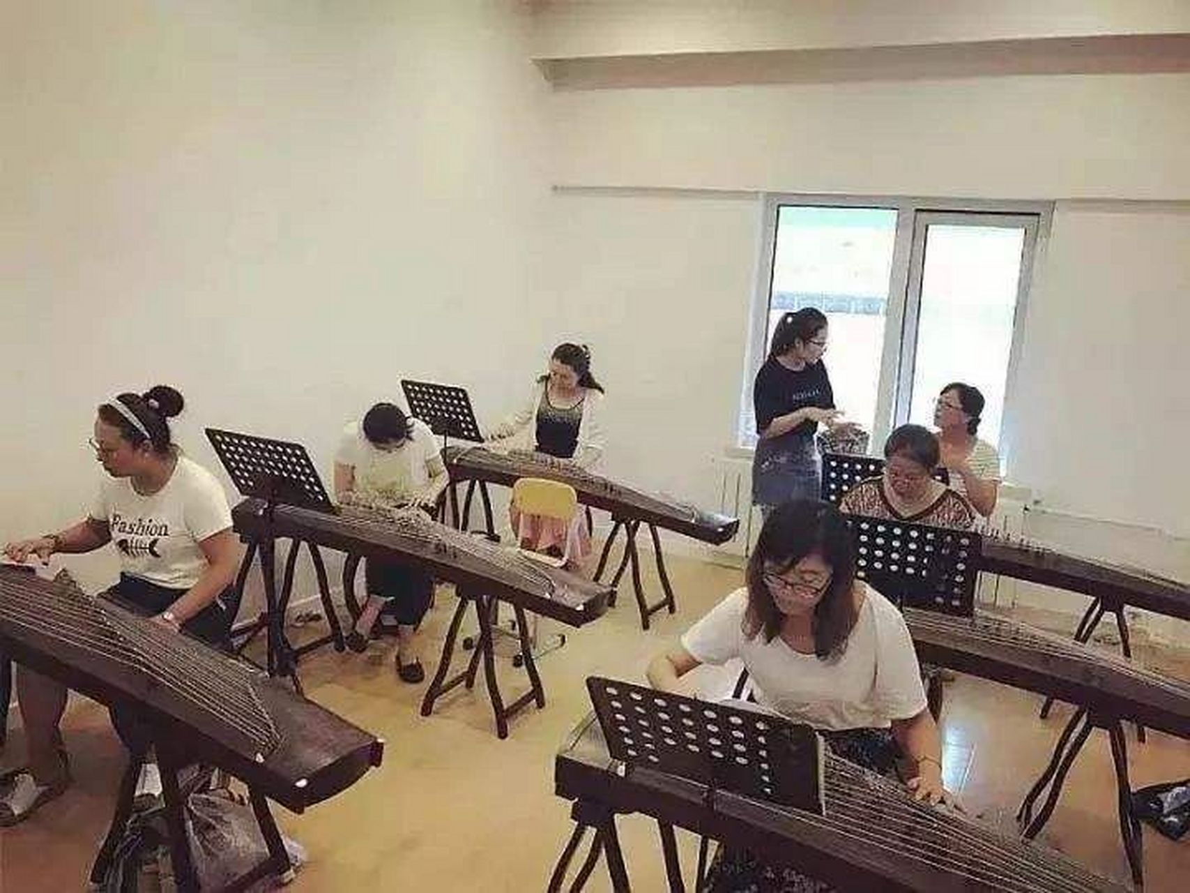 观点如下: 一,成人学古筝,要弹会一般难度的,较为优美动听的曲子,两