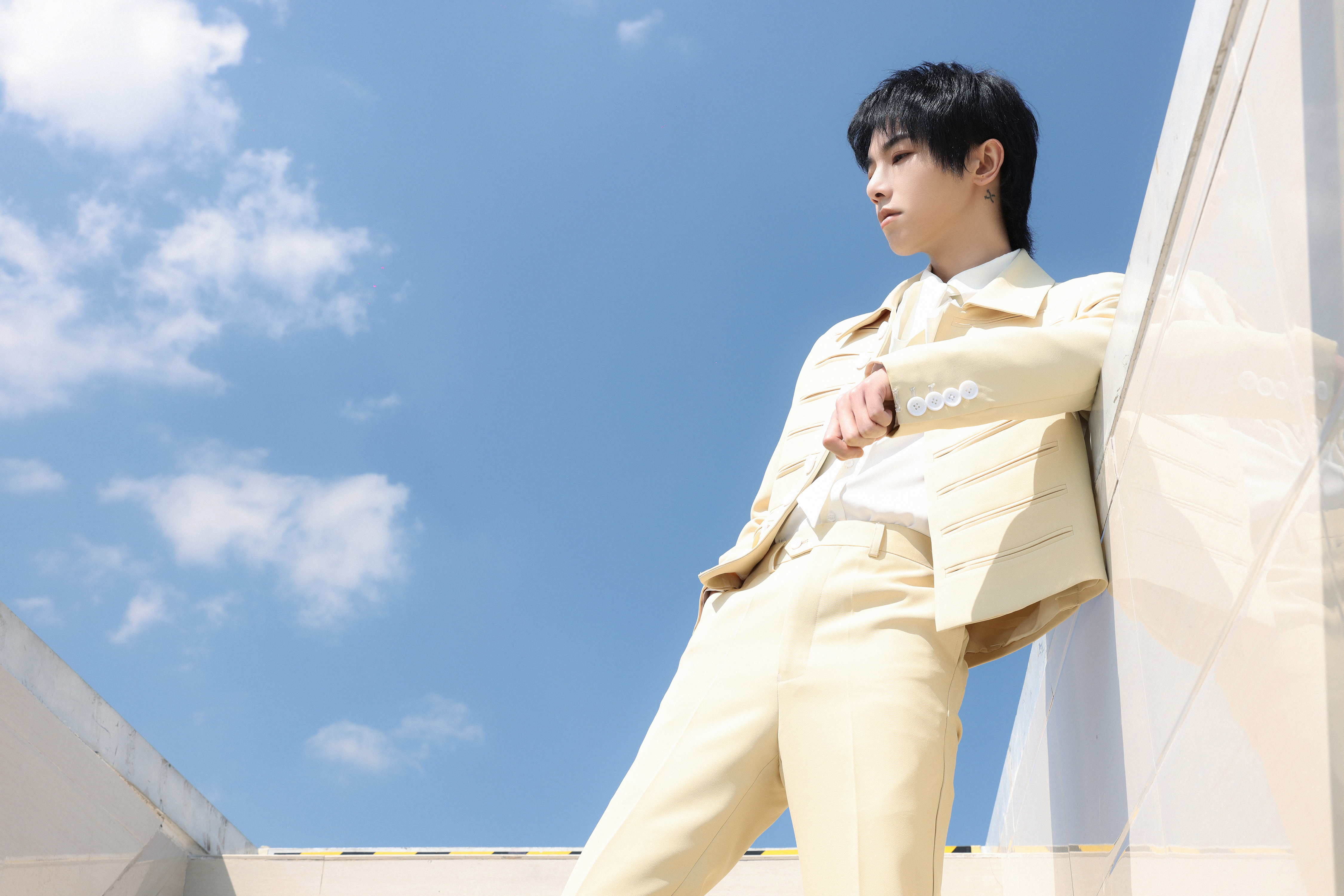 风影摇曳,是等待夏日到来的期盼,是盈满而溢的湛蓝