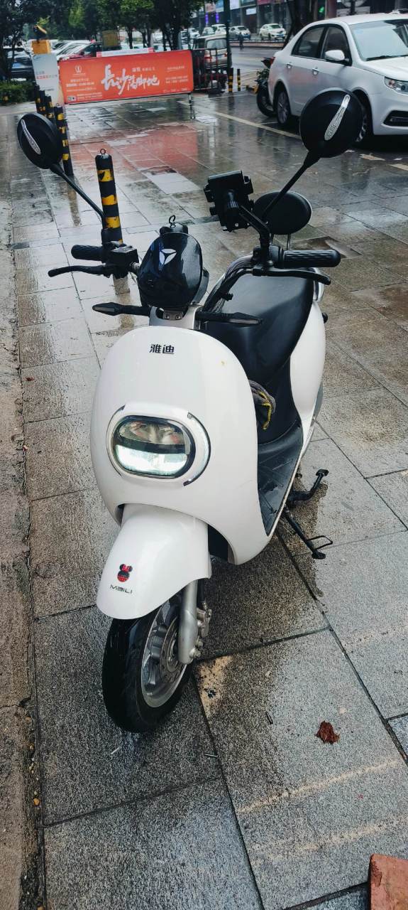 雅迪电动车,60v20a纯白色的,9成新,去年2月购买,合格证手续齐全续航40