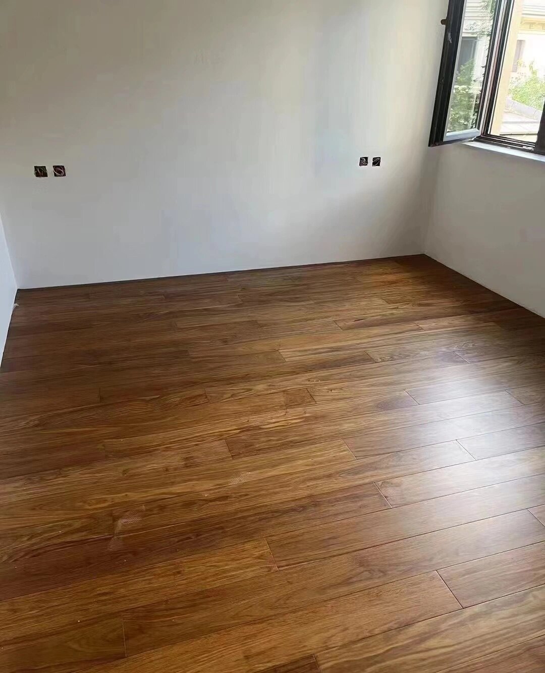 亚花梨(安哥拉紫檀):生长于非洲西南部的珍稀木种,每一块亚花梨地板