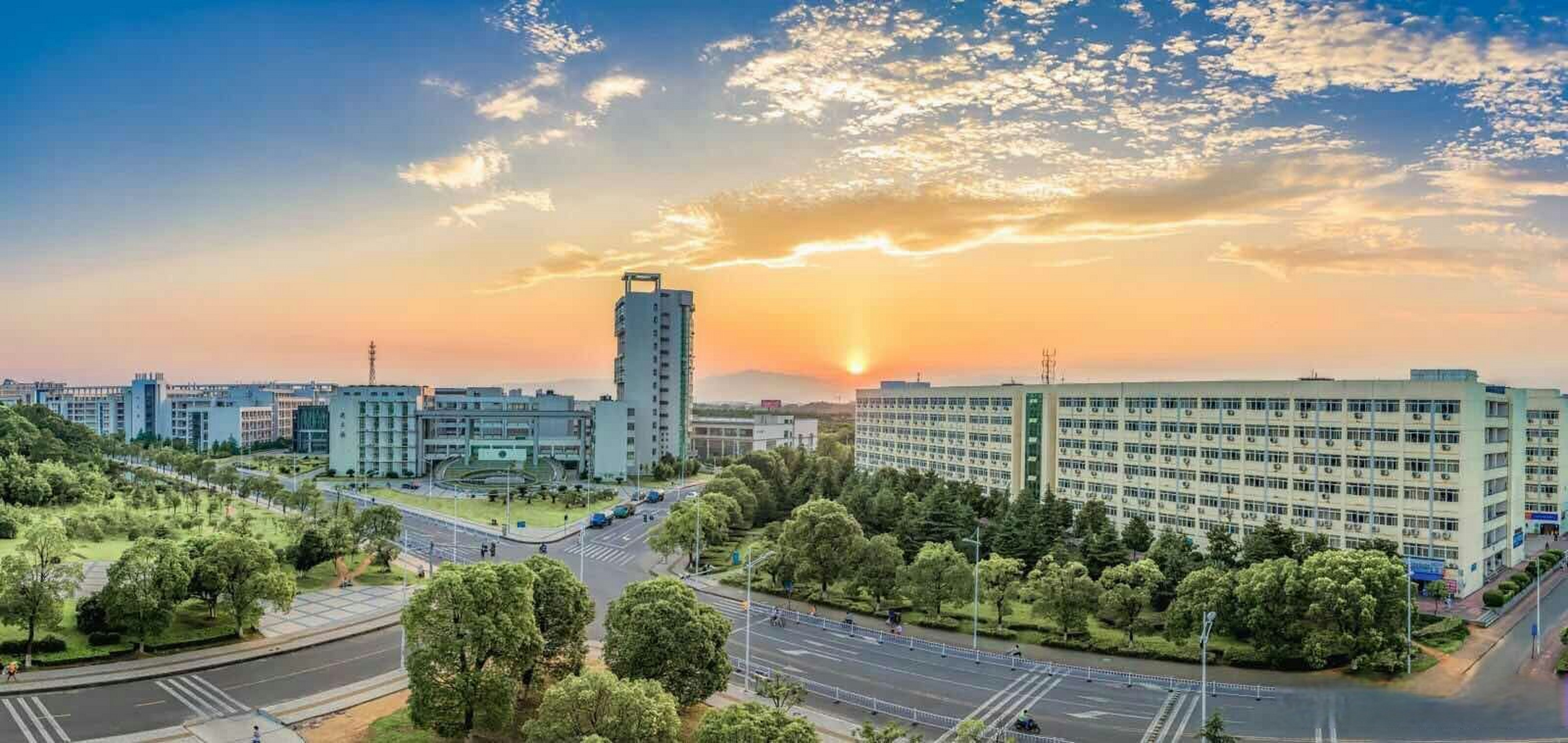 @南昌大学办学102周年 学宫依赣水,渊远自流长. 华载百又二,根深累实