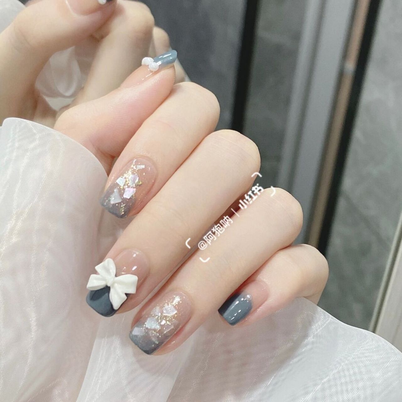 一款炒鸡清冷高贵的美甲 灰蓝色渐变搭配流沙贝壳片,灯光下闪闪的好美