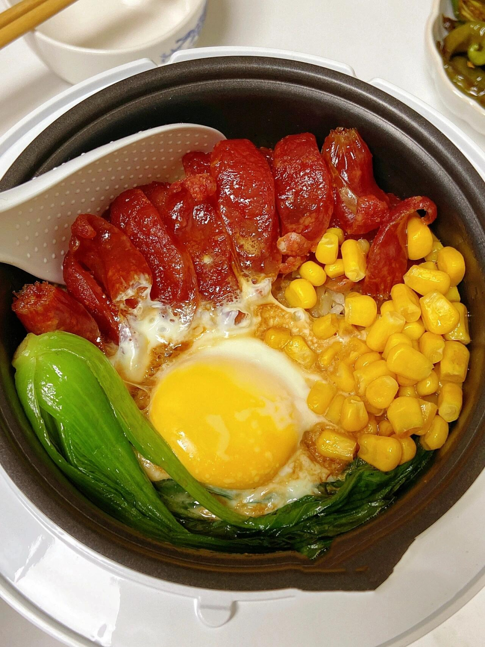 广式腊肠煲仔饭,做法简单,好吃到舔盘 96这款广式腊肠煲仔饭,太适合