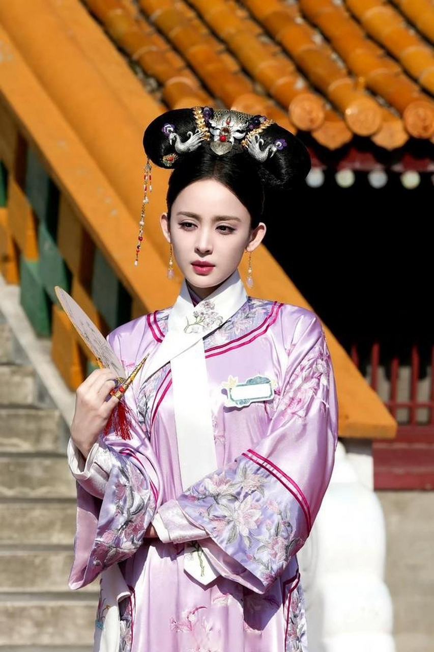 娜扎演古装有种西域美人的感觉,但还是现代戏的大女主装扮更能凸显