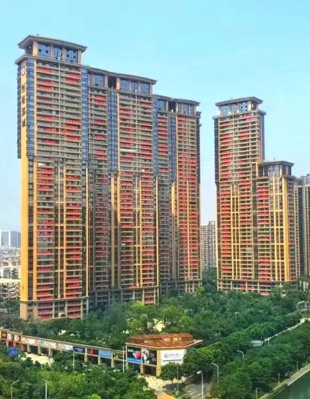 深圳最豪恒裕滨城二期,跑马大阳台看深圳湾 【小区简介】 恒裕滨城是