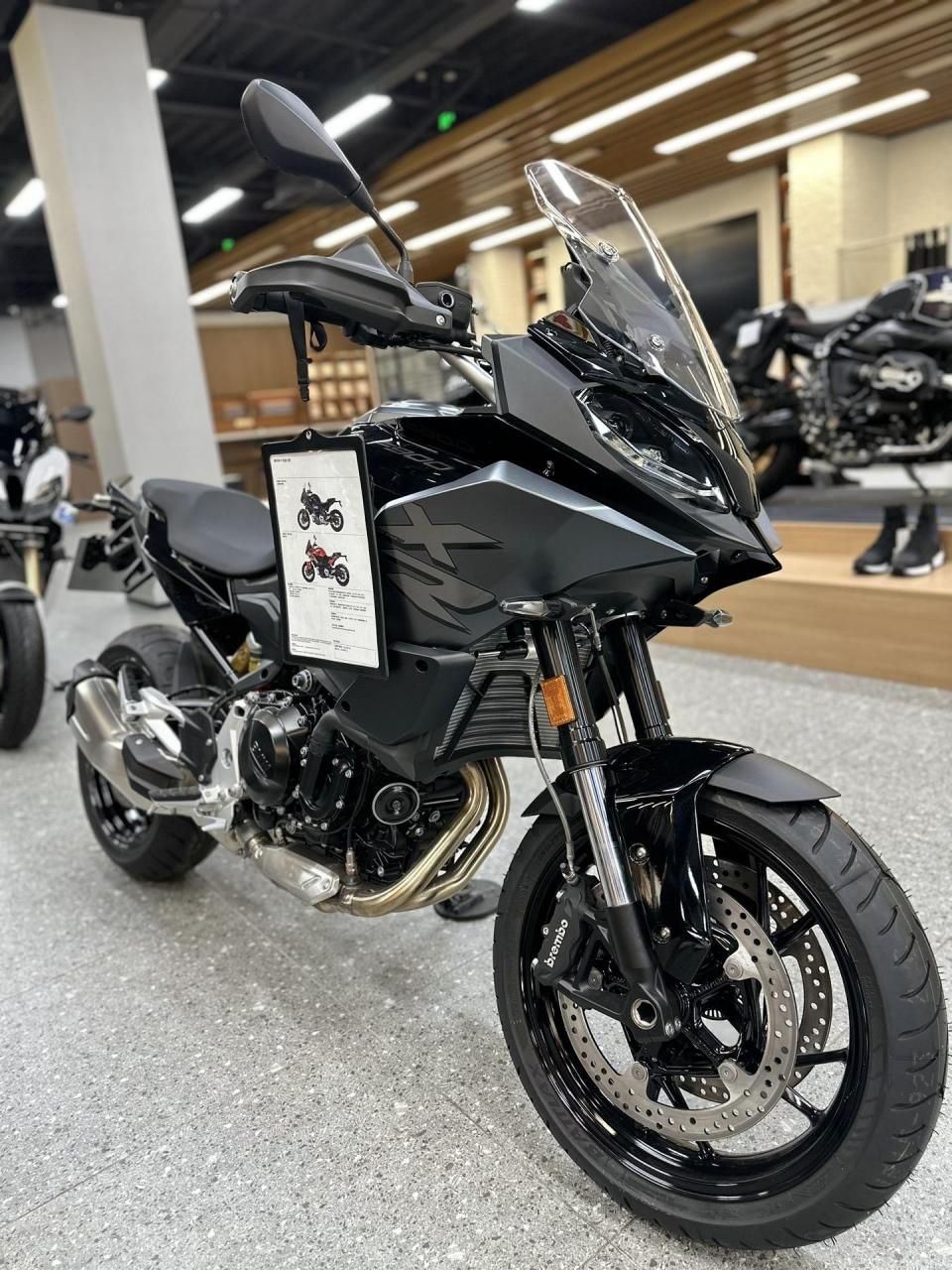 全新宝马摩托车f900xr车型介绍: 配备了排量为895cc的直列两缸发动机