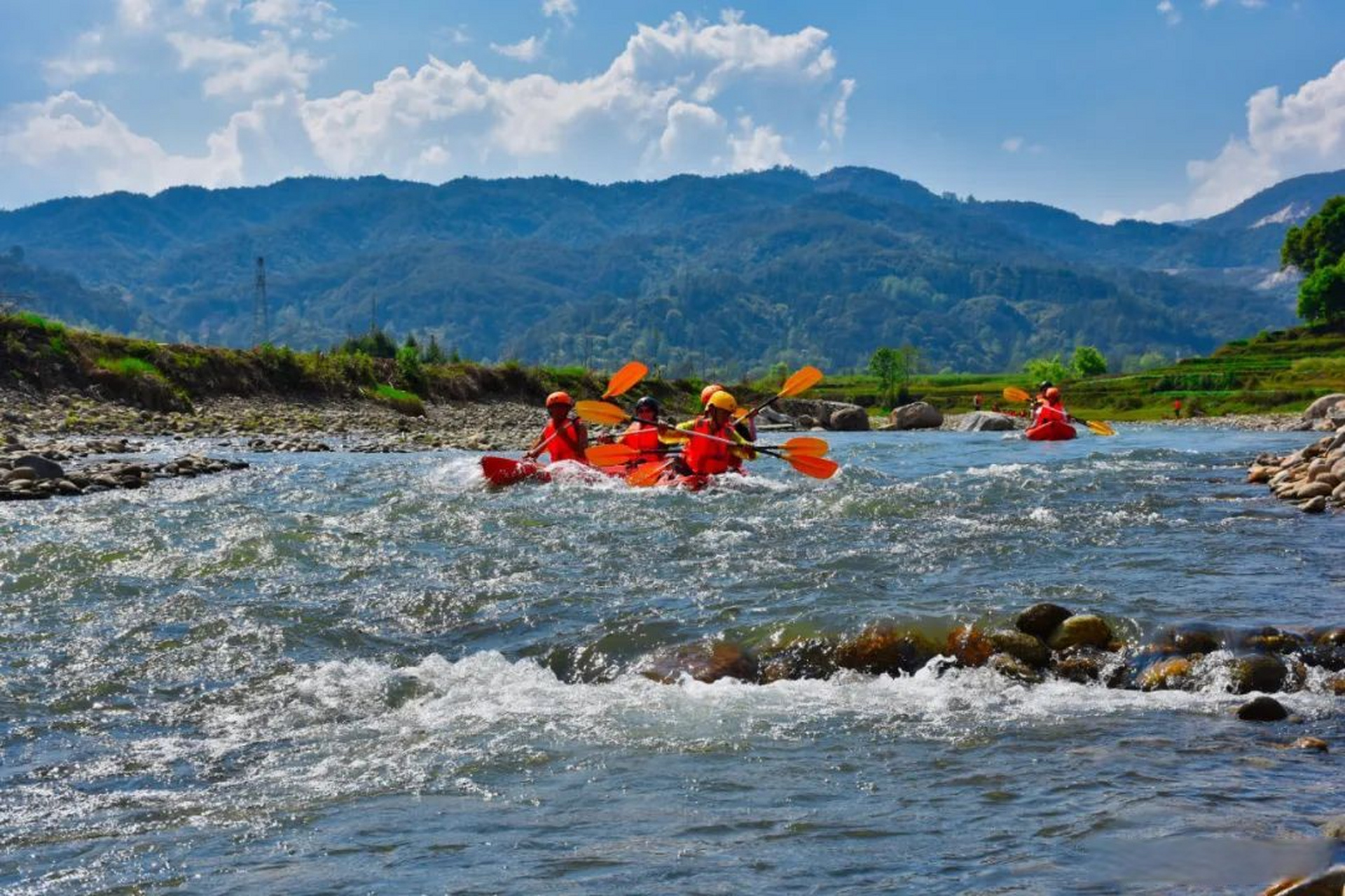 腾冲旅游.有料就报 【龙川江漂流】龙川江川流于神秘多姿的高黎贡山脚