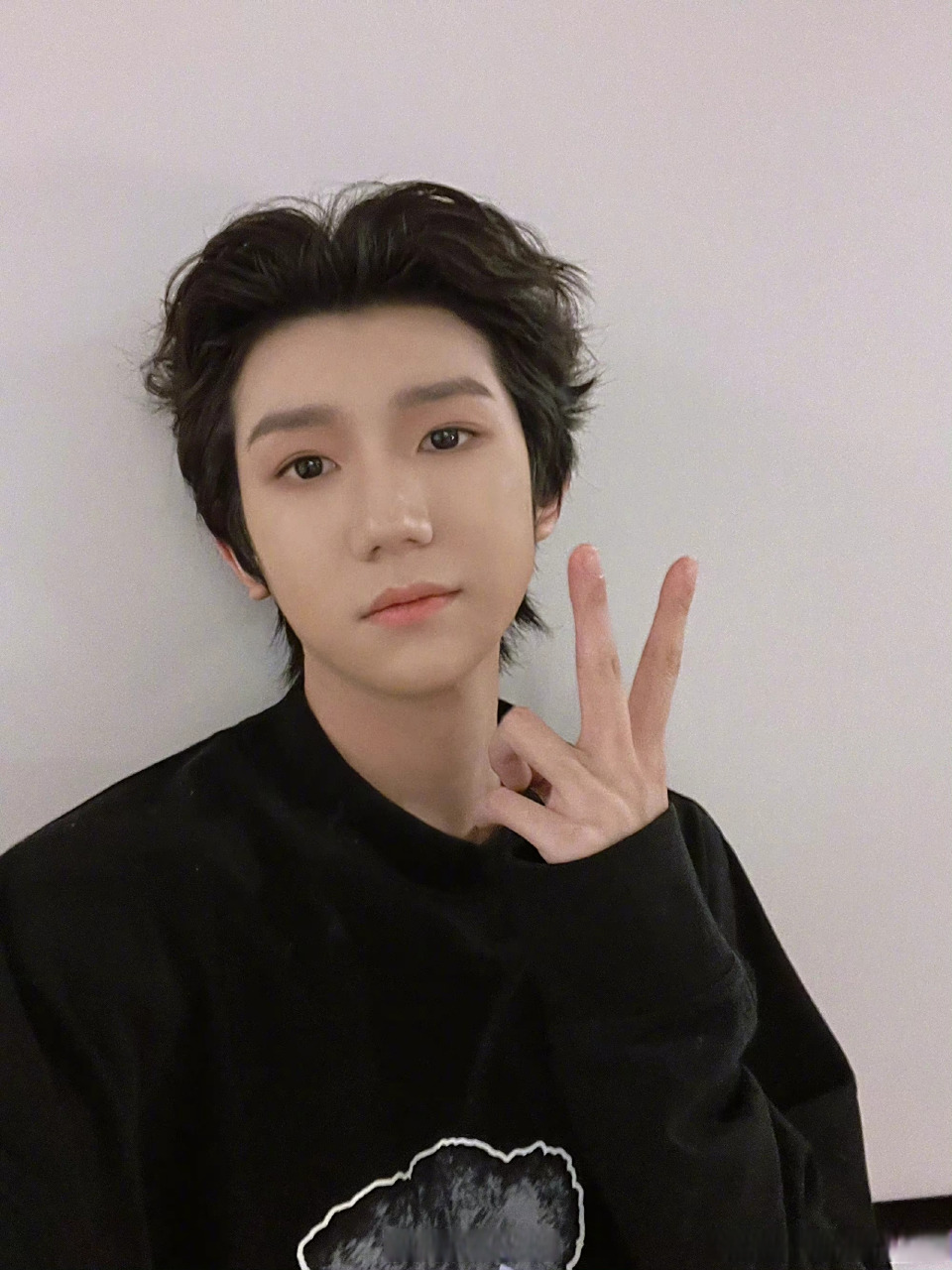 王源新年自拍来咯[并不简单]大家觉得他状态咋样?