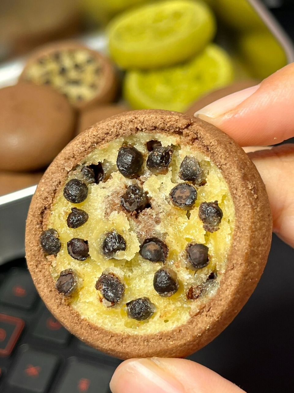 外皮酥到掉渣,里面软糯糯的麻薯夹心,还有好多巧克力豆,一咬都嘎吱