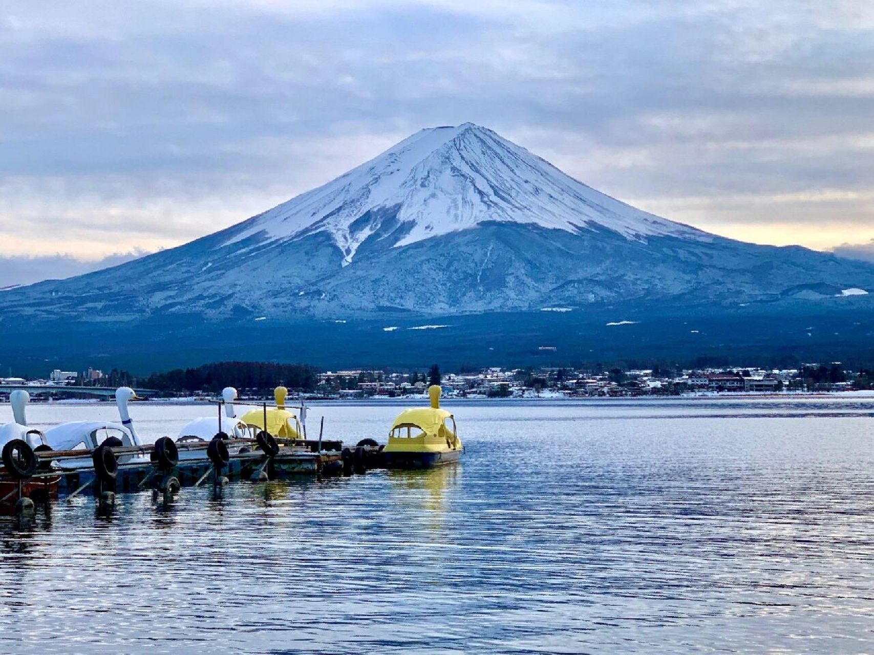 富士五湖~ 是指位于富士山靠山梨县一侧山麓的河口湖(lake kawaguchi)