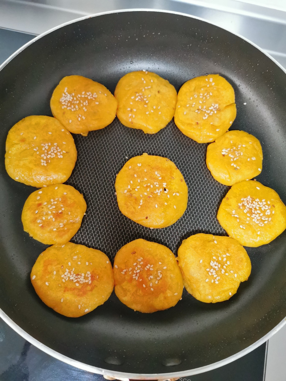 地瓜饼做法,外酥里嫩 地瓜除了烤着吃,蒸着吃 还可以这样吃!