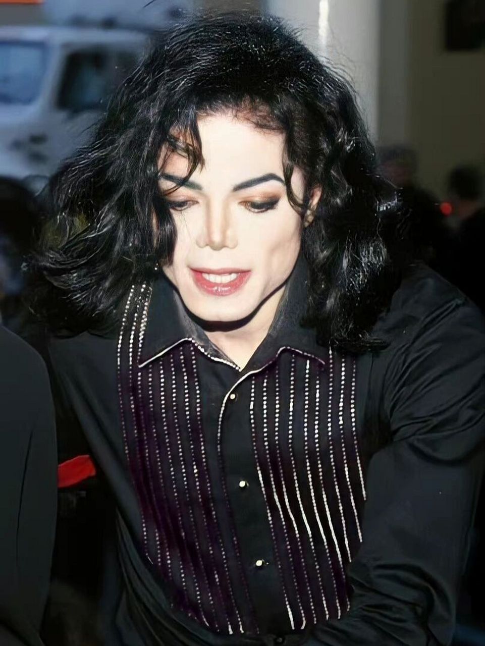 在颁奖典礼上,杰克逊身穿白色镶珍珠的夹克式礼服,这也是他格外钟爱