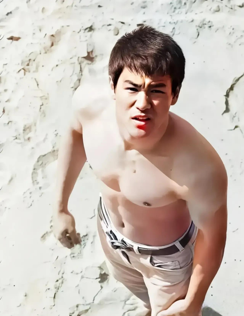 李小龙最具争议的照片:英俊帅气的身材引发争议!