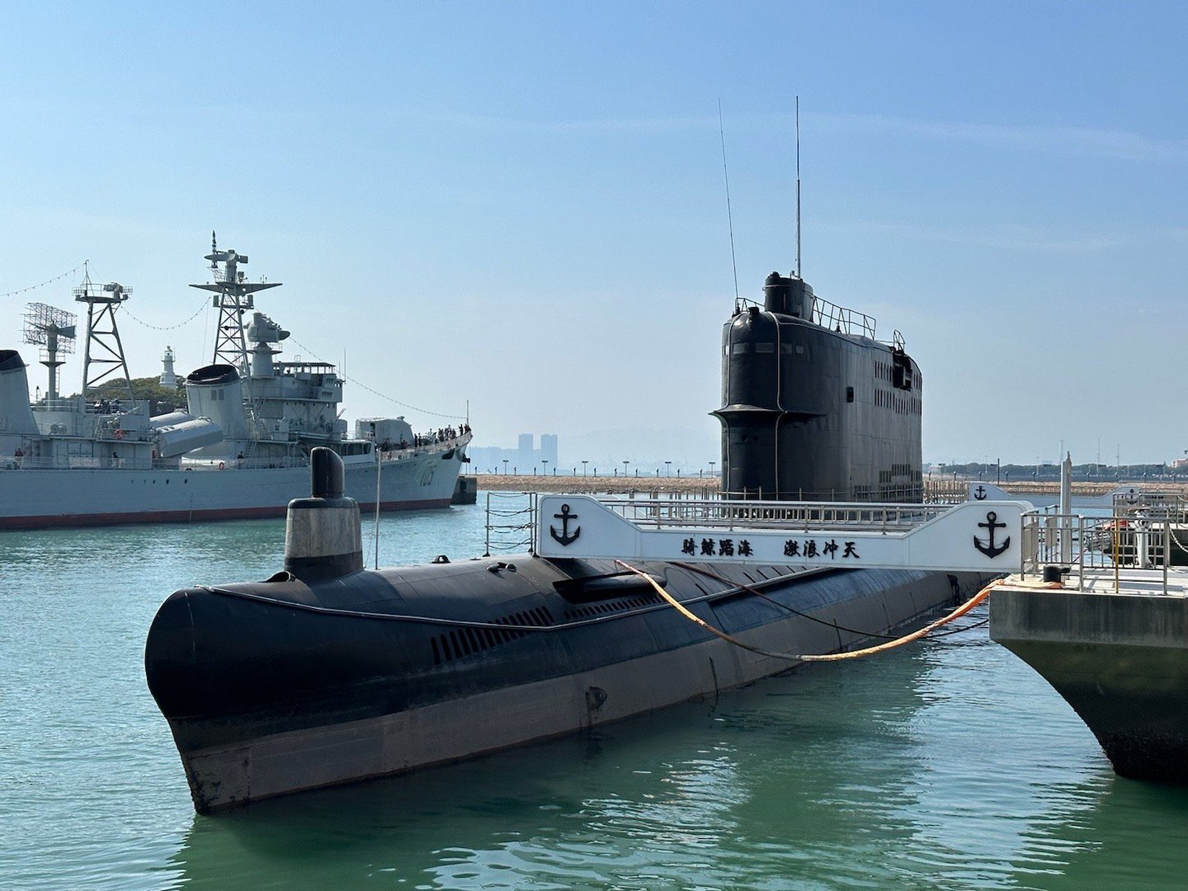 中国第一艘驱逐舰101鞍山舰  中国第一艘装备防空导弹的军舰531鹰潭舰