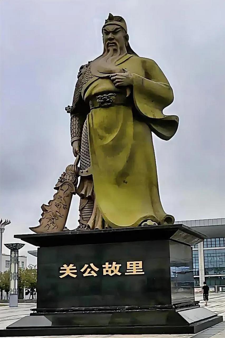 运城火车站站前广场前有一个骑着赤兔马手持青龙偃月刀的战神关公像.