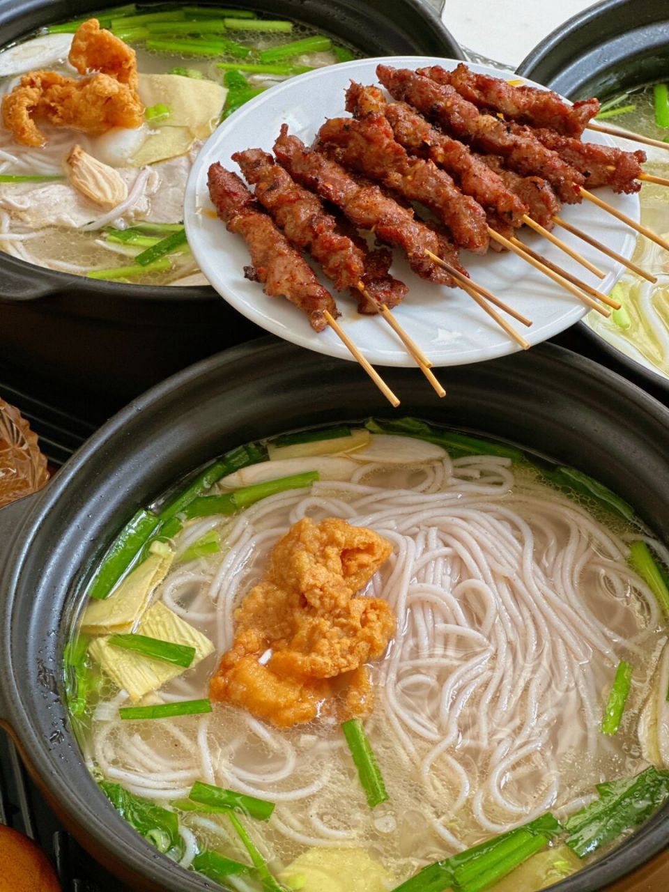 这家建水砂锅米线真的猴次 砂锅过桥90米线 配菜丰富02鹌鹑蛋,草