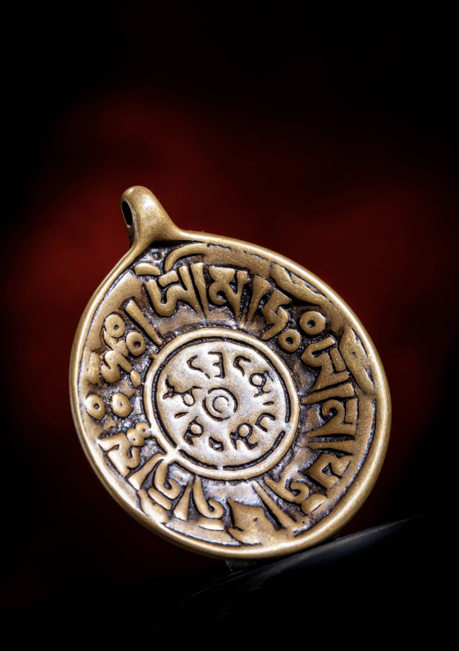 1mm 描述:一枚珍贵的大宝法王噶玛巴千诺怙身咒牌,利马铜质地,牌型规