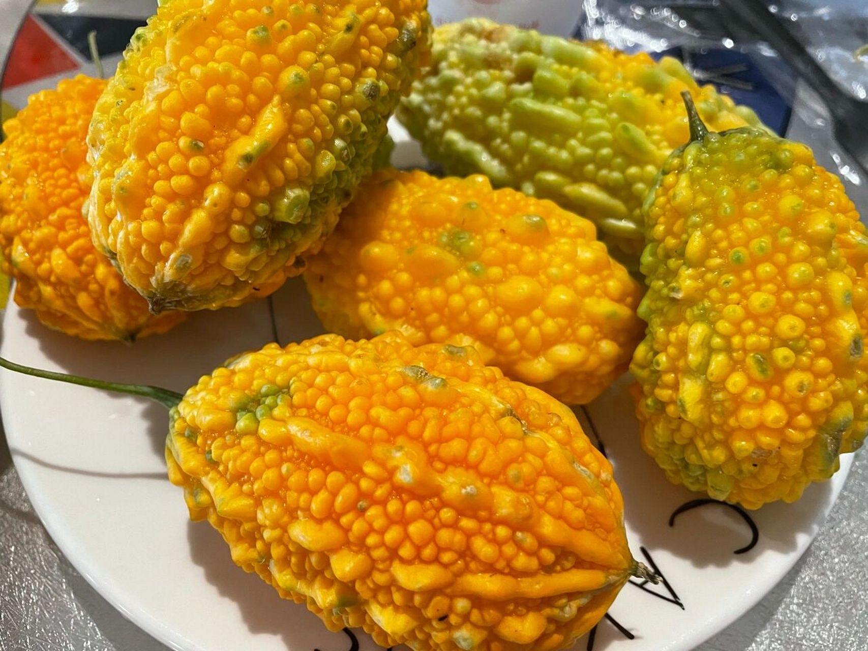 台州人小时候夏天经常吃的水果利刺瓜 有点苦瓜的外形,里面却是红的瓤