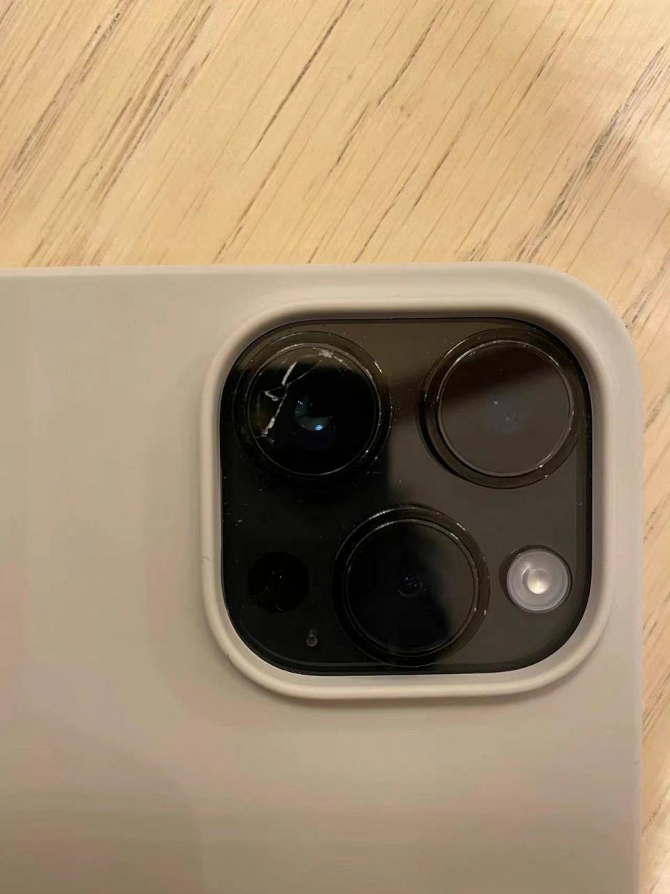 虽然iphone 的镜头保护玻璃是蓝宝石玻璃 但是它有鬼影啊,它爱碎啊,修