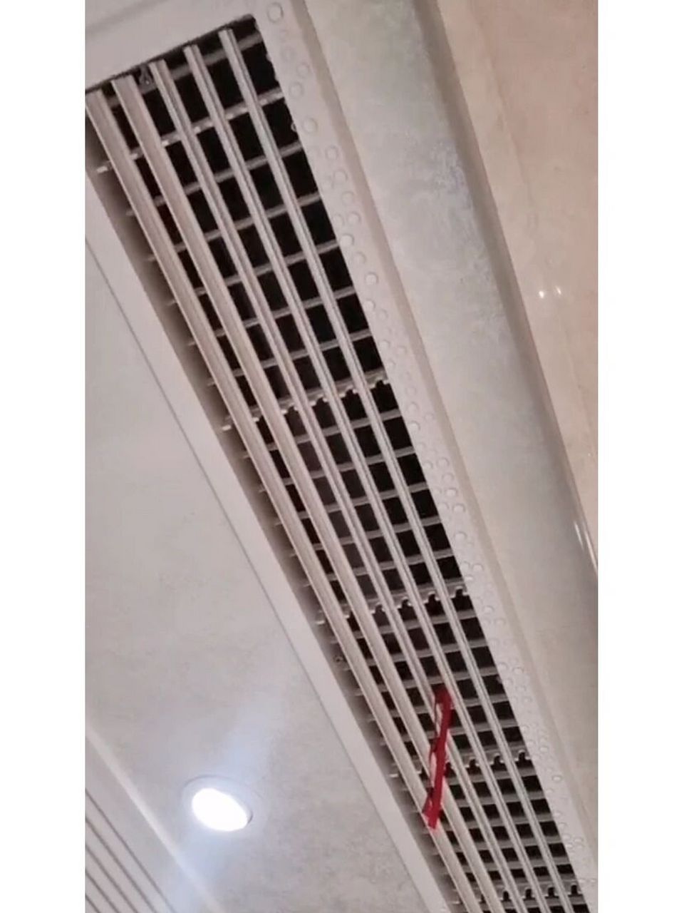 空调风口滴水怎么回事71滴水原因和解决方法 空调出风口滴水分为