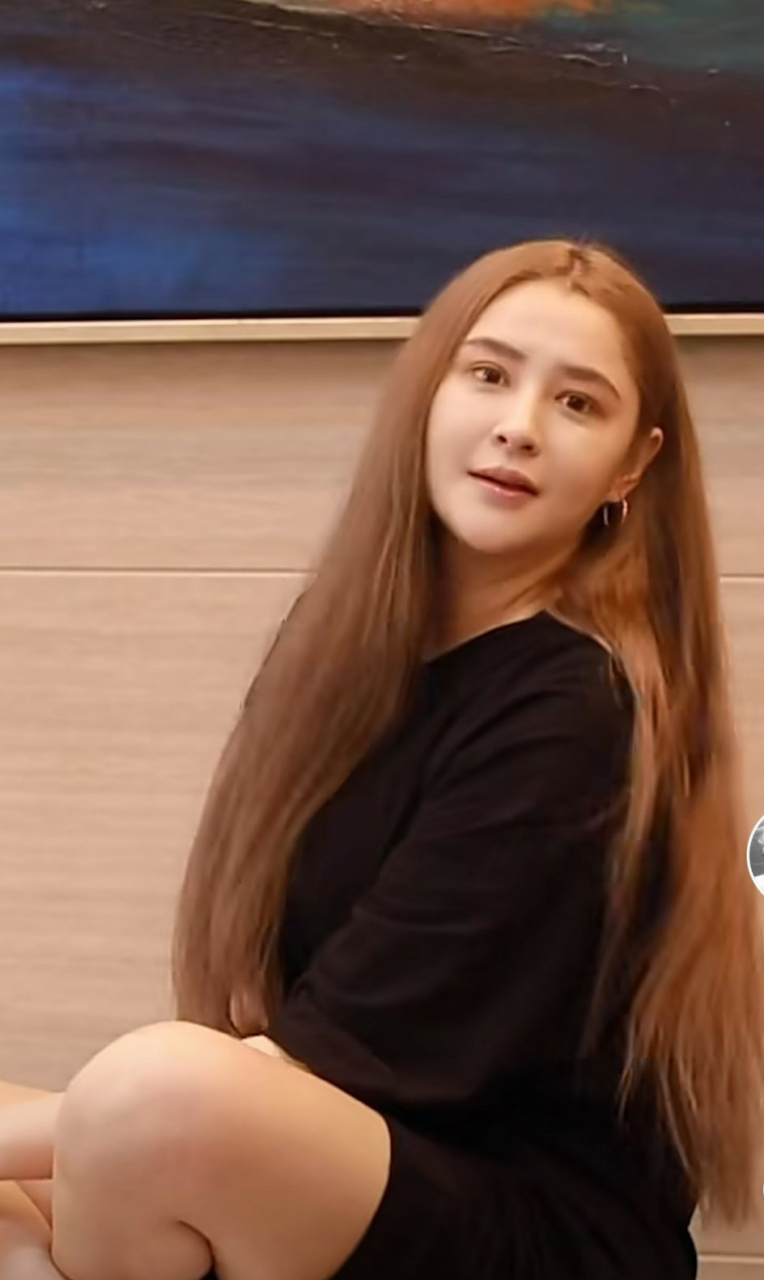 【周杰伦《天台》女主李心艾近照显发福】近日,网上