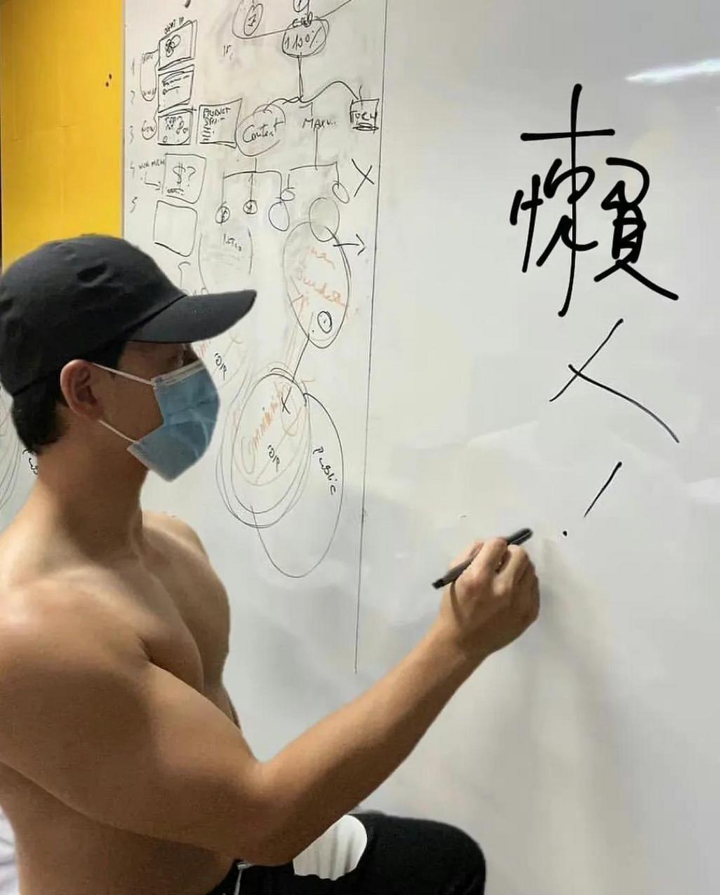 满头白发的周星驰在线选人,一身肌肉的壮小伙成功引起了"星爷"的注意.