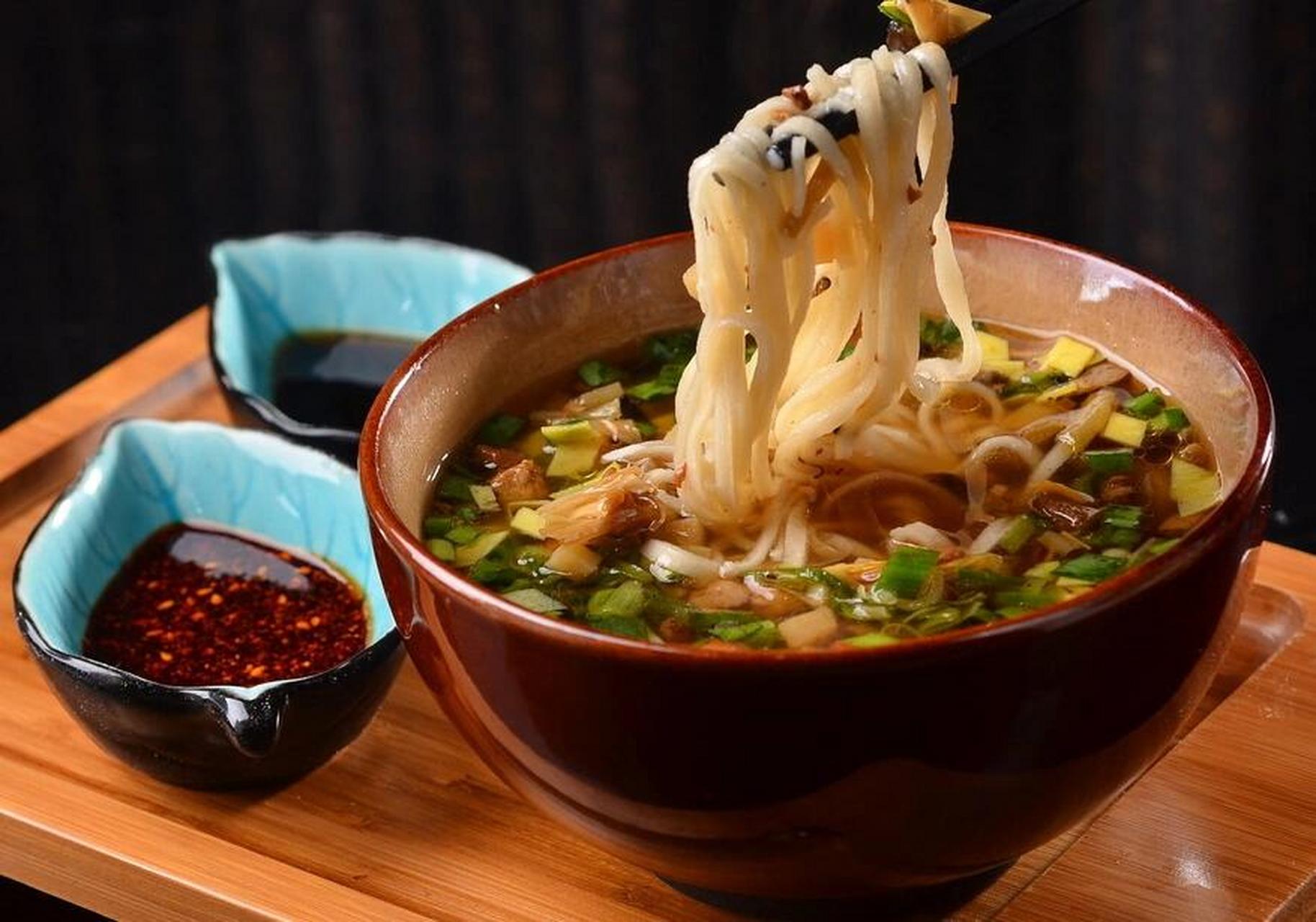 臊子面 臊子面是中国北方的特色传统面食之一,是著名小吃,以宝鸡的