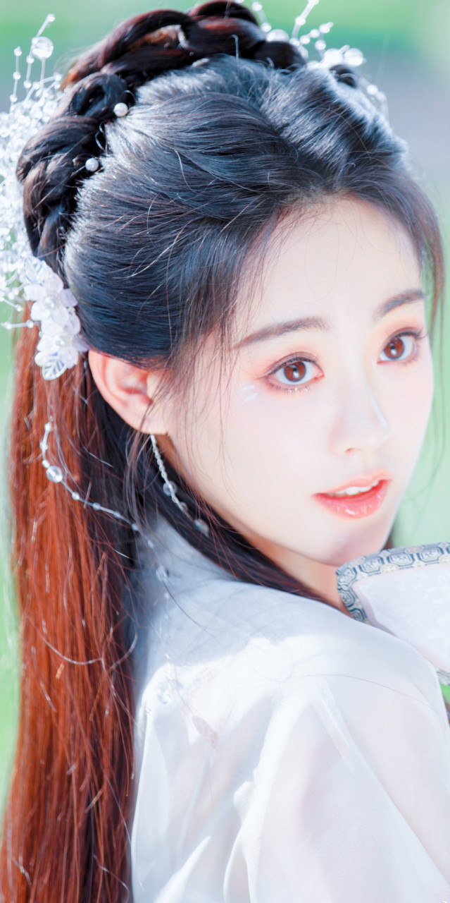 祝绪丹蝴蝶团扇湖边古风壁纸大片,灵动漂亮,仙气飘飘的紫衣仙子.