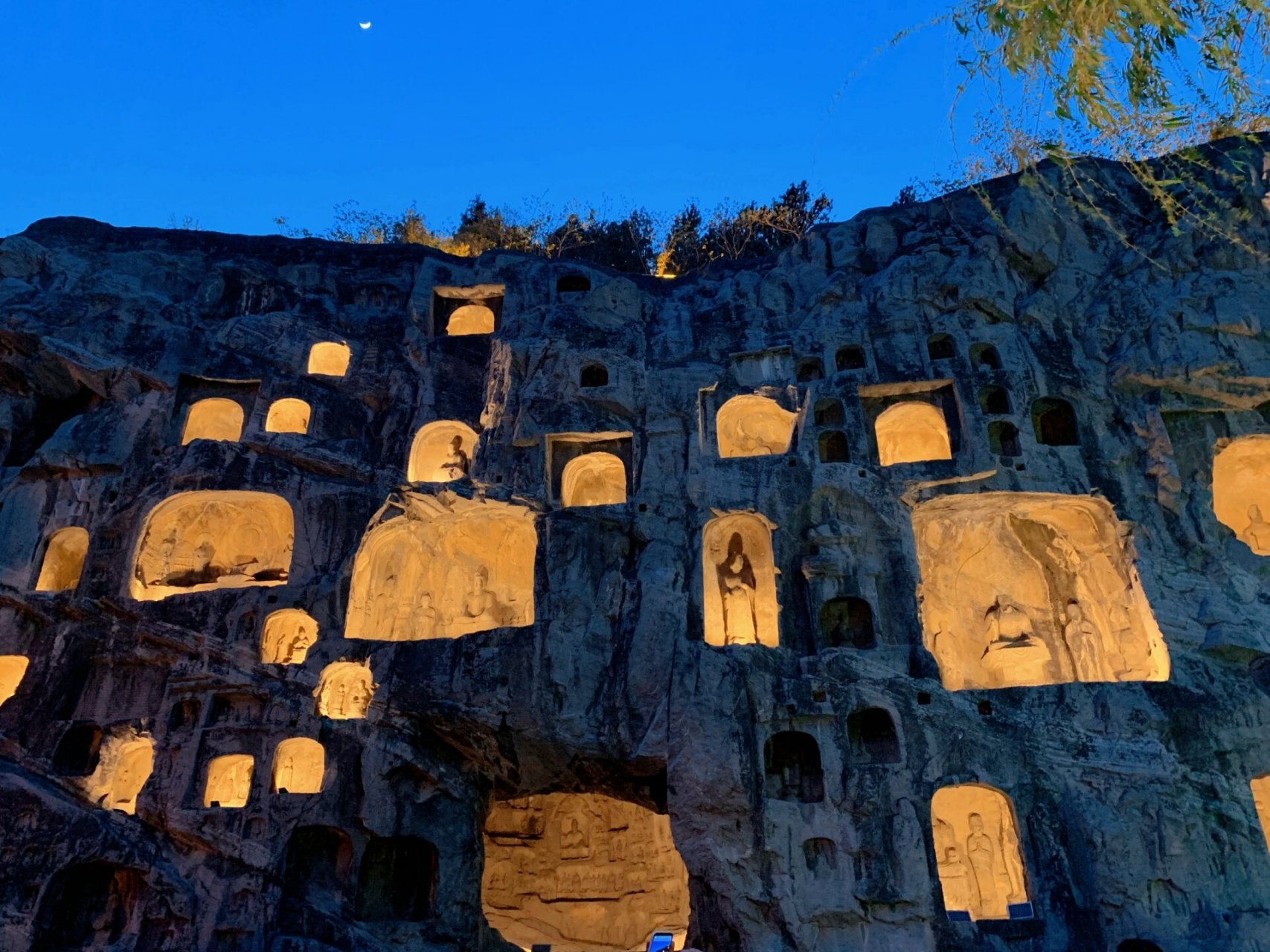 夜游龙门石窟,亮灯后也太绝了!