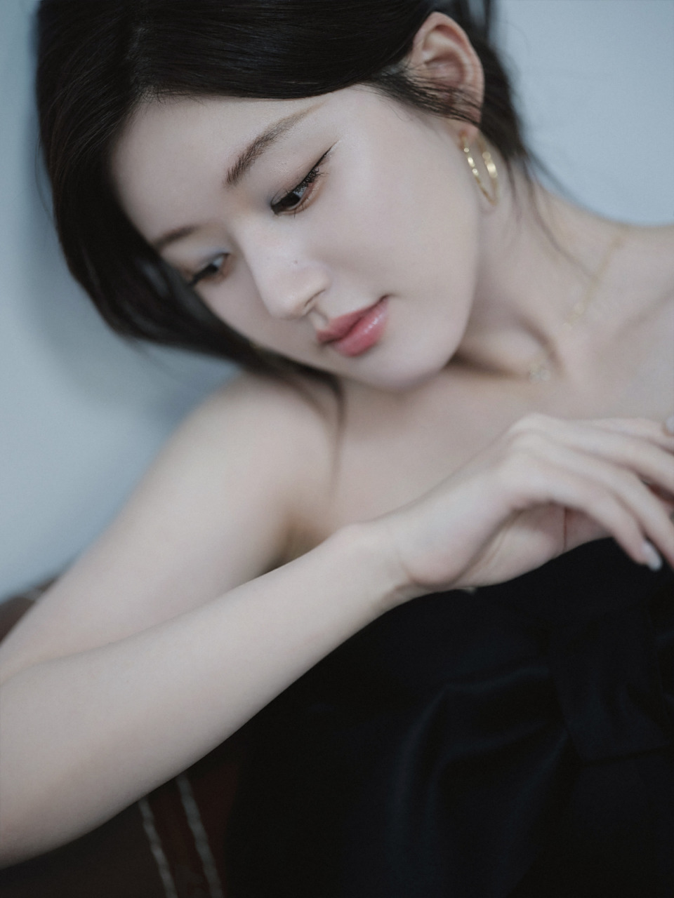 赵露思黑色抹胸裙直播造型