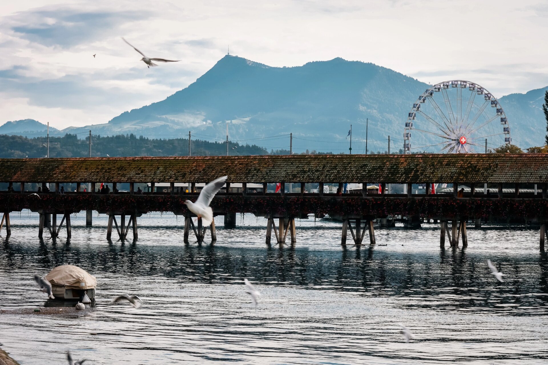 9893卢塞恩|卡佩尔廊桥 chapel bridge 卢塞恩湖畔的水塔花桥