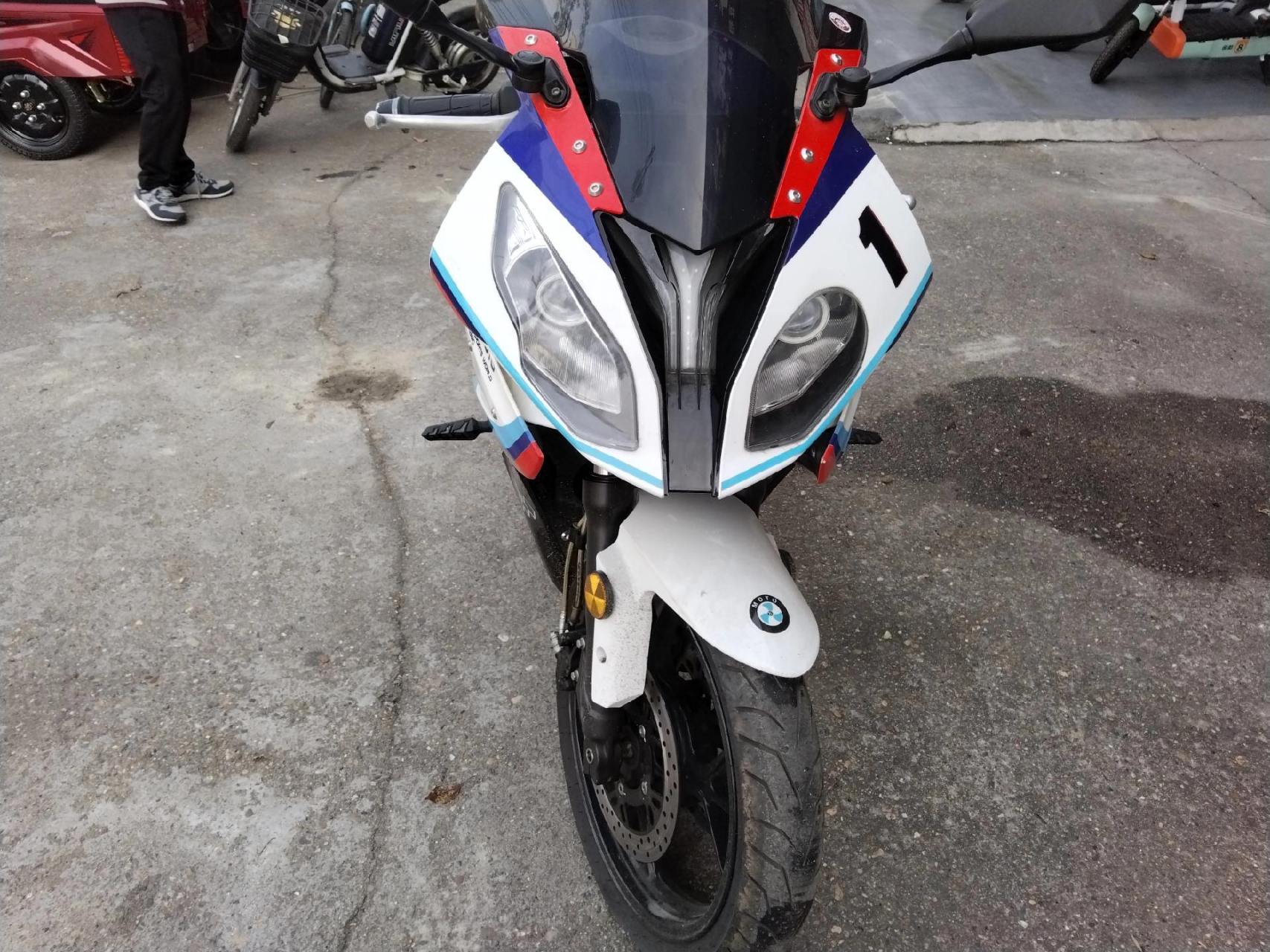 国产宝马双r,20年上牌,排量200cc,电喷,三千多公里实表,精品车况.