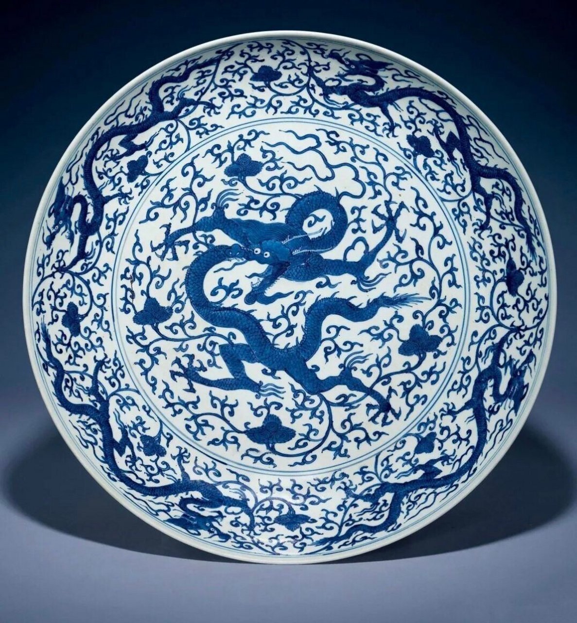 94 96明代青花龙纹大盘: 1. 明宣德青花龙纹盘 2.