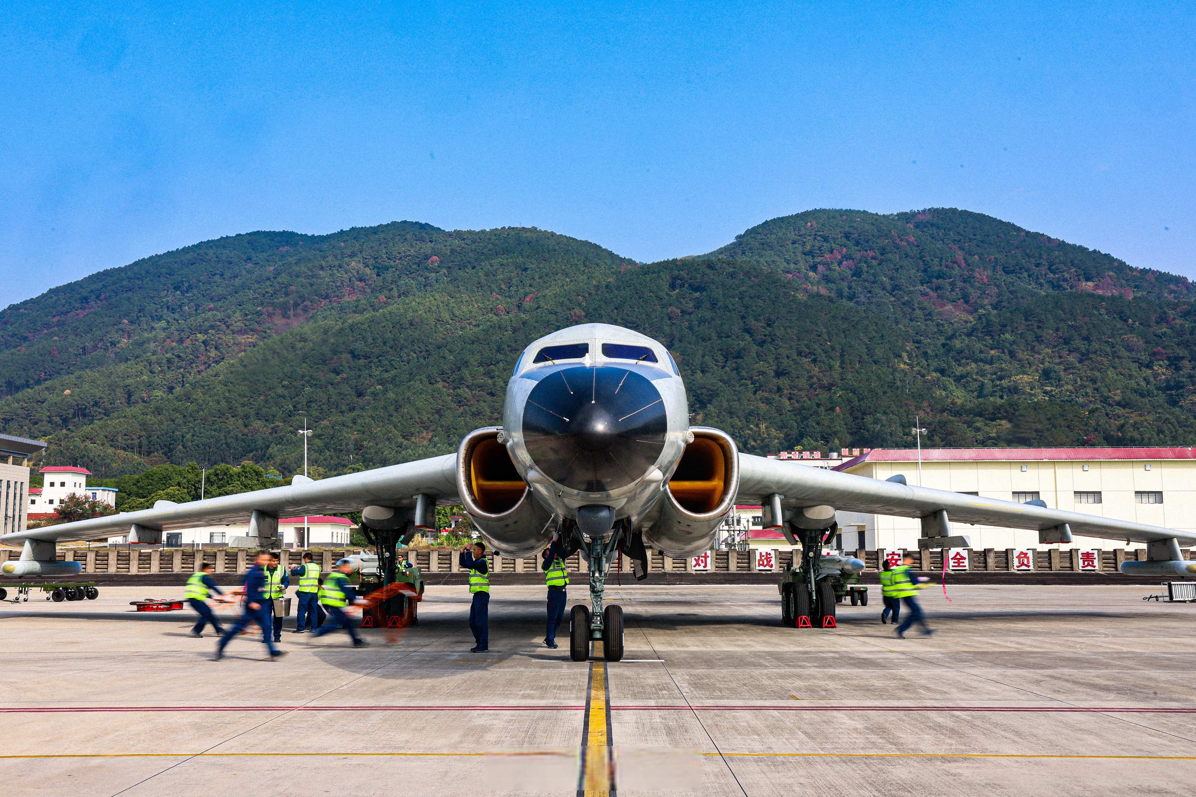 机务尖兵上演实力大比武#】近日,南部战区空军航空兵某部组织开展