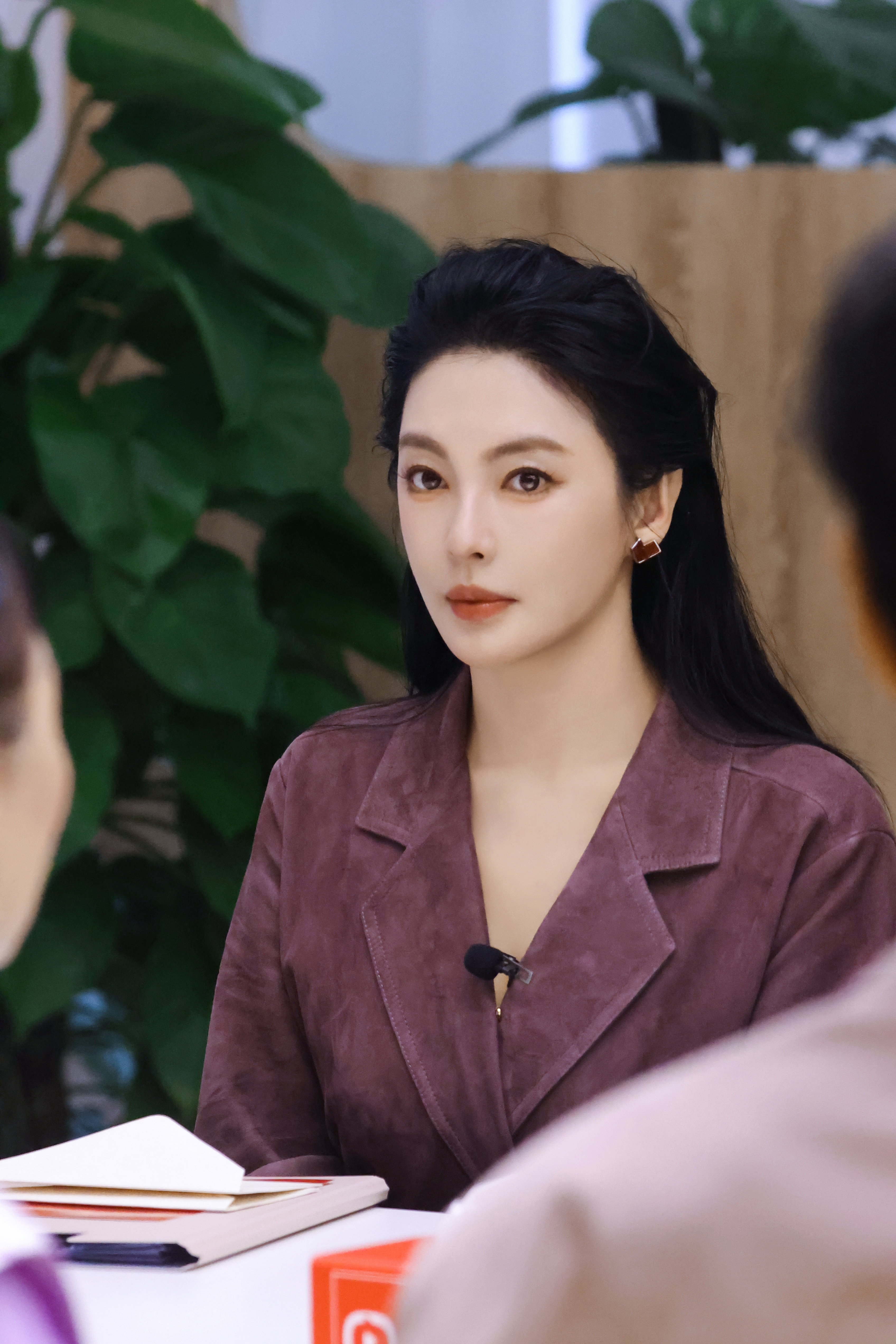 飞行顾问团团员张雨绮录制花絮剧照来啦～大家最pick哪位"新主播"呢