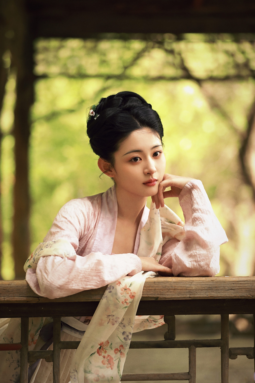 欢娱影视演员@赵晴ht 古风写真今日释出.