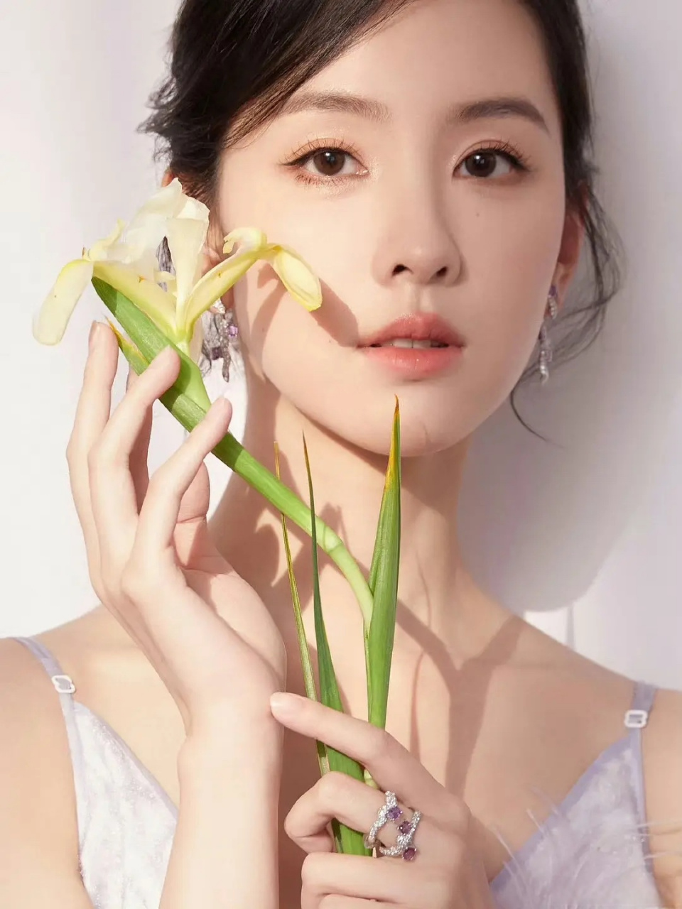 陈都灵最主要的问题不是眼睛是下半张脸的肌肉走向,第一张图她只是