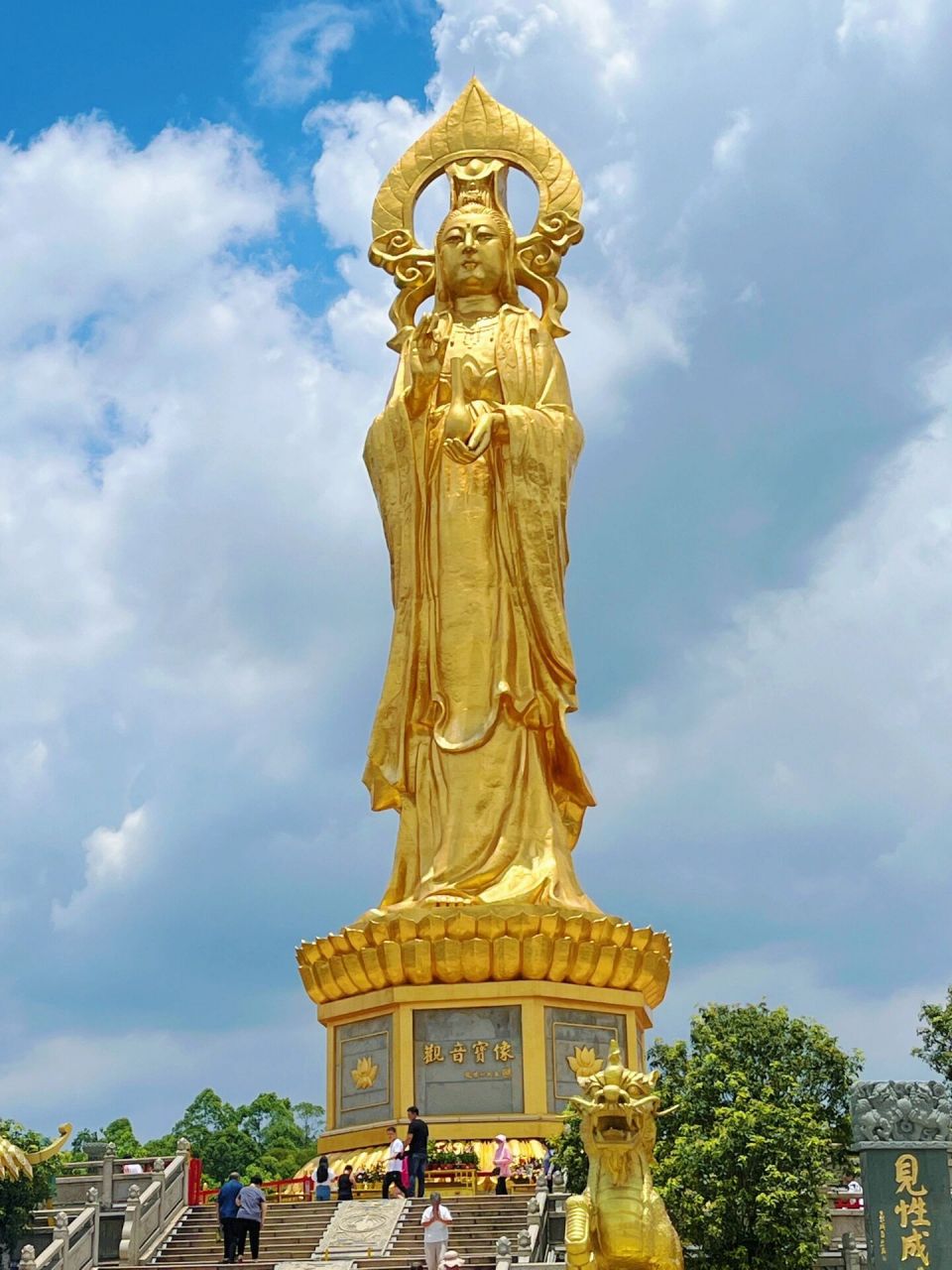 莲花山03望海观音 现在是荷花节,但是没有很多荷花了 很多人在拍