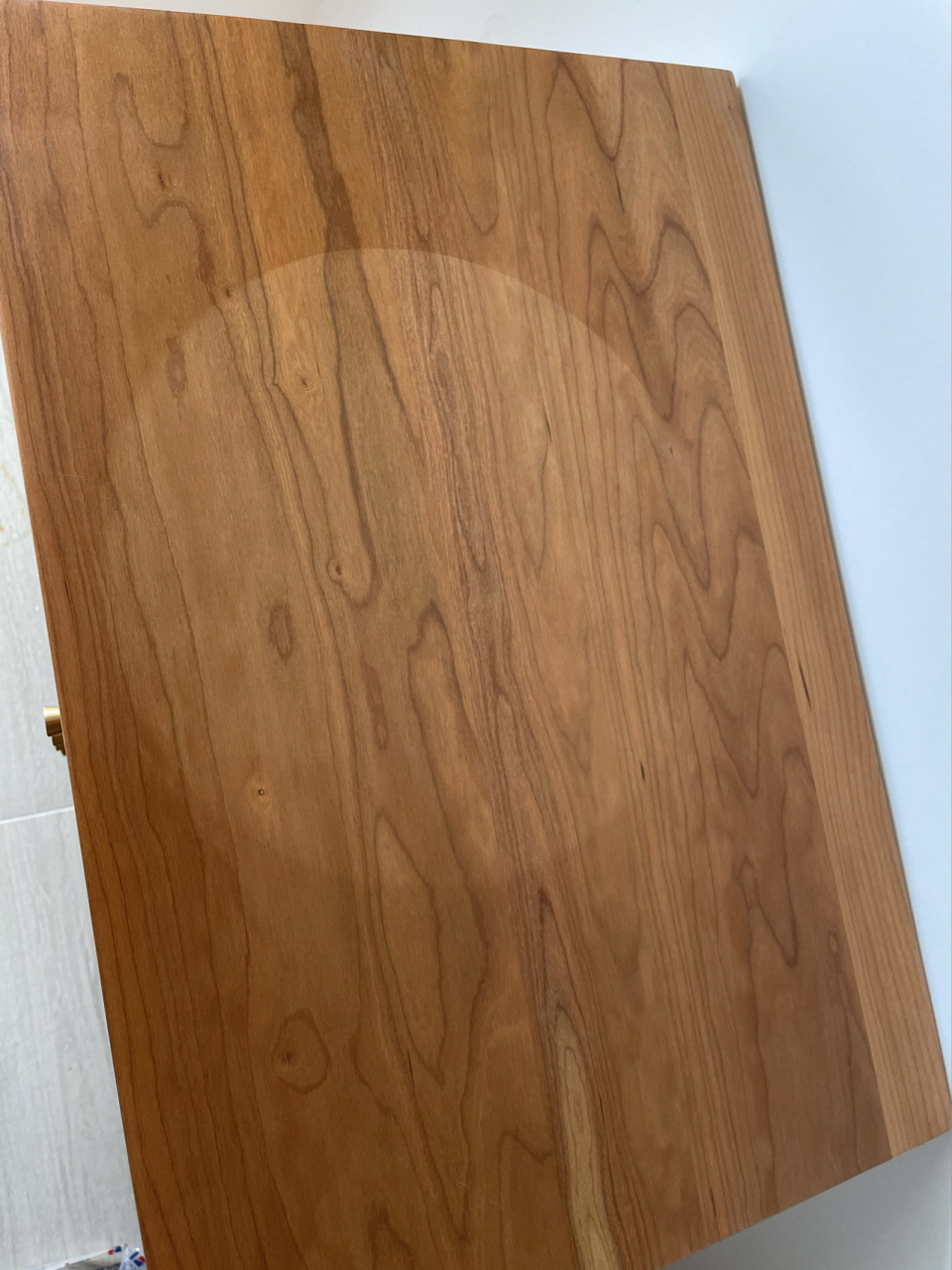 怎么补救啊 樱桃木斗柜买回来两个月左右,一直放在靠近阳台门的地方