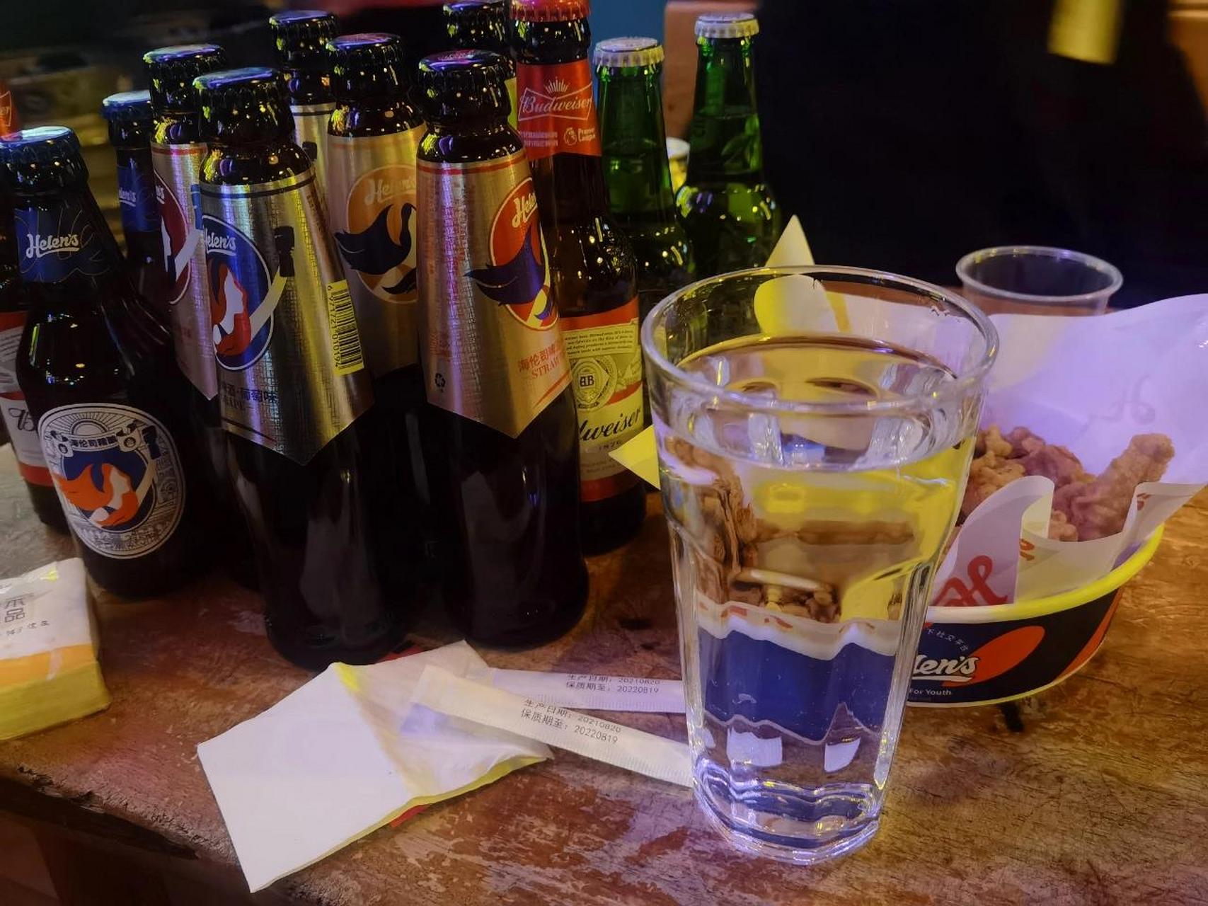 九种酒桌骰子小游戏玩法讲解啦 骰子类 ①吹牛:就是正常的大话骰 酒吧