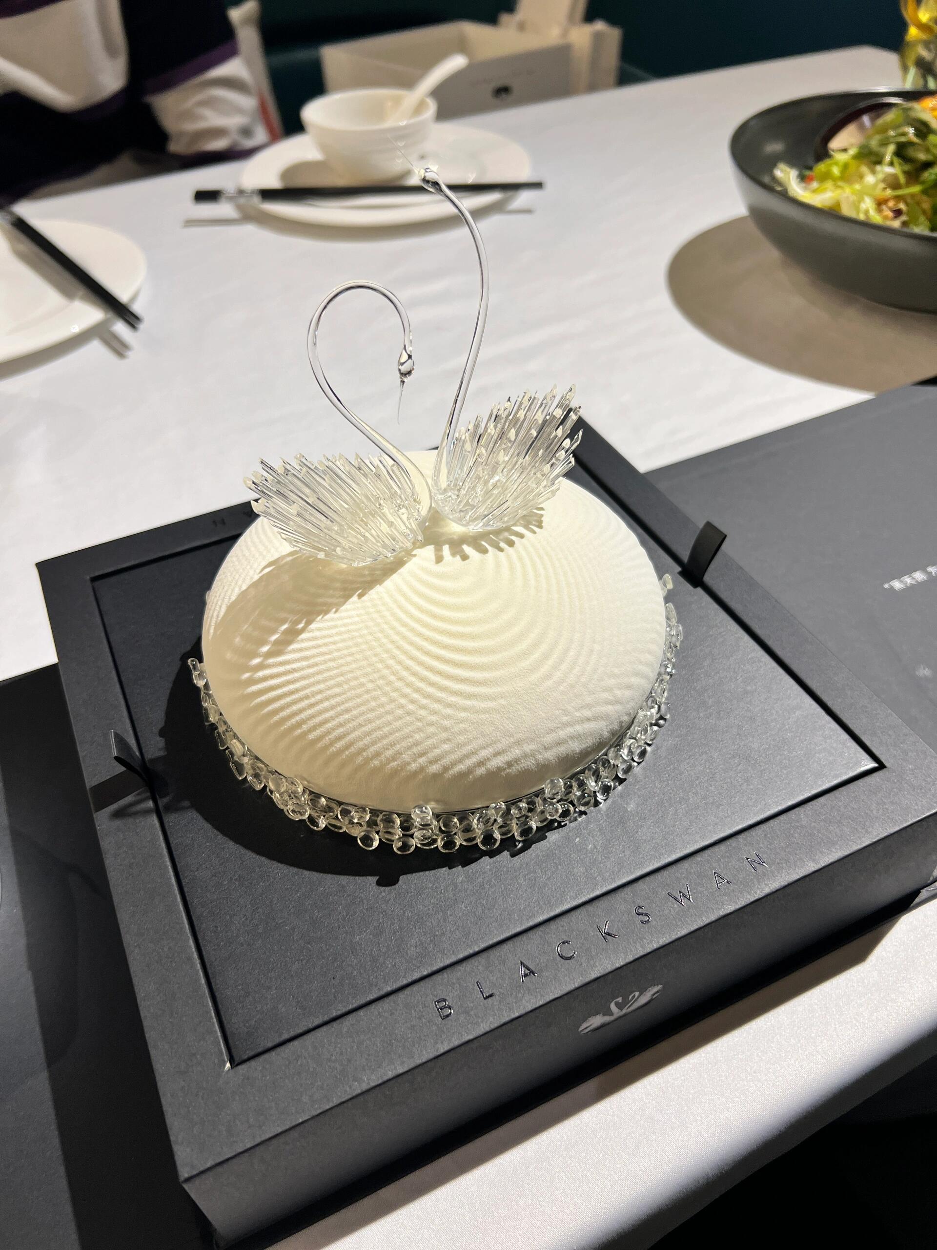 美翻了的黑天鹅生日蛋糕