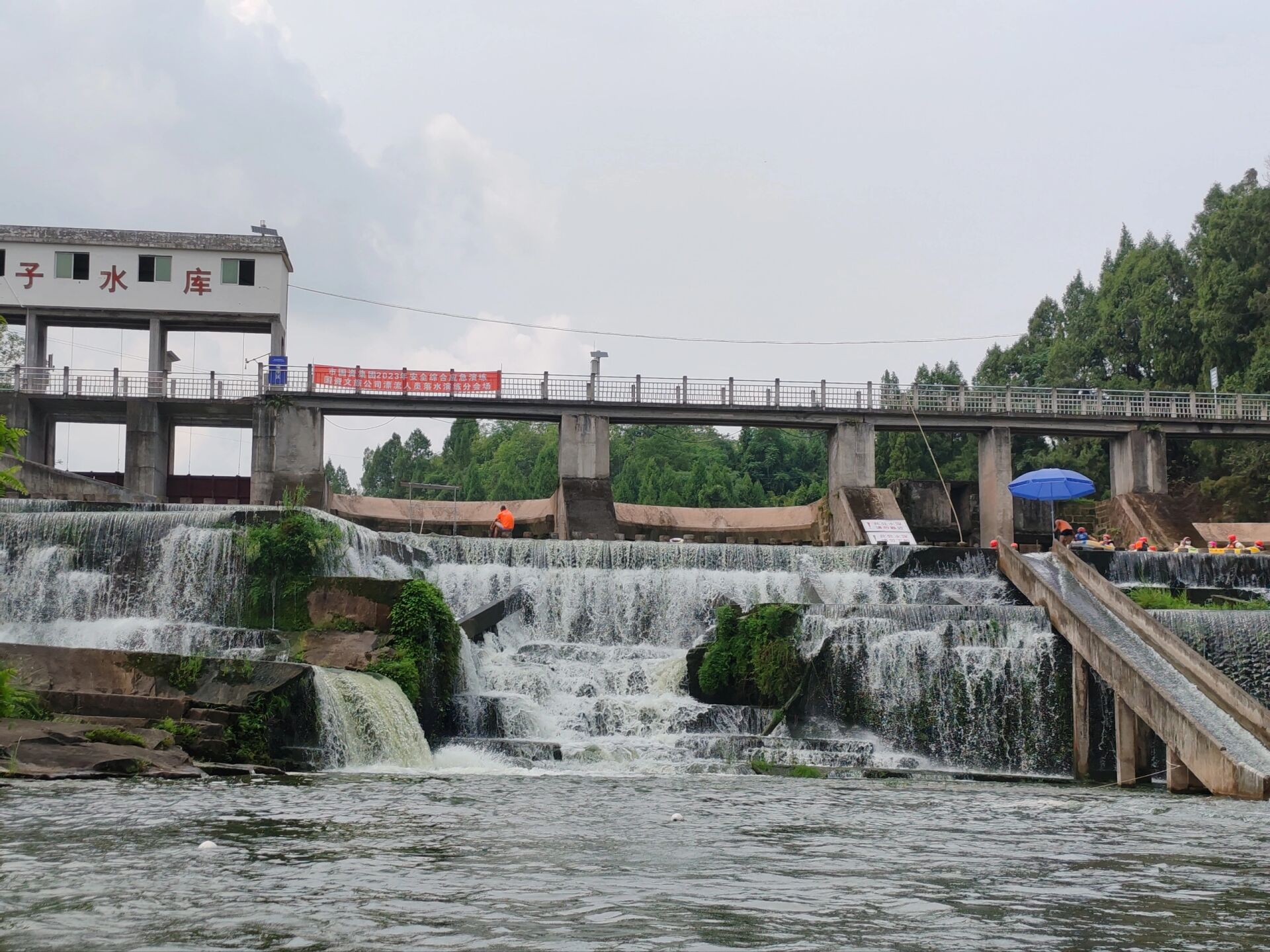 四川遂宁龙凤峡漂流