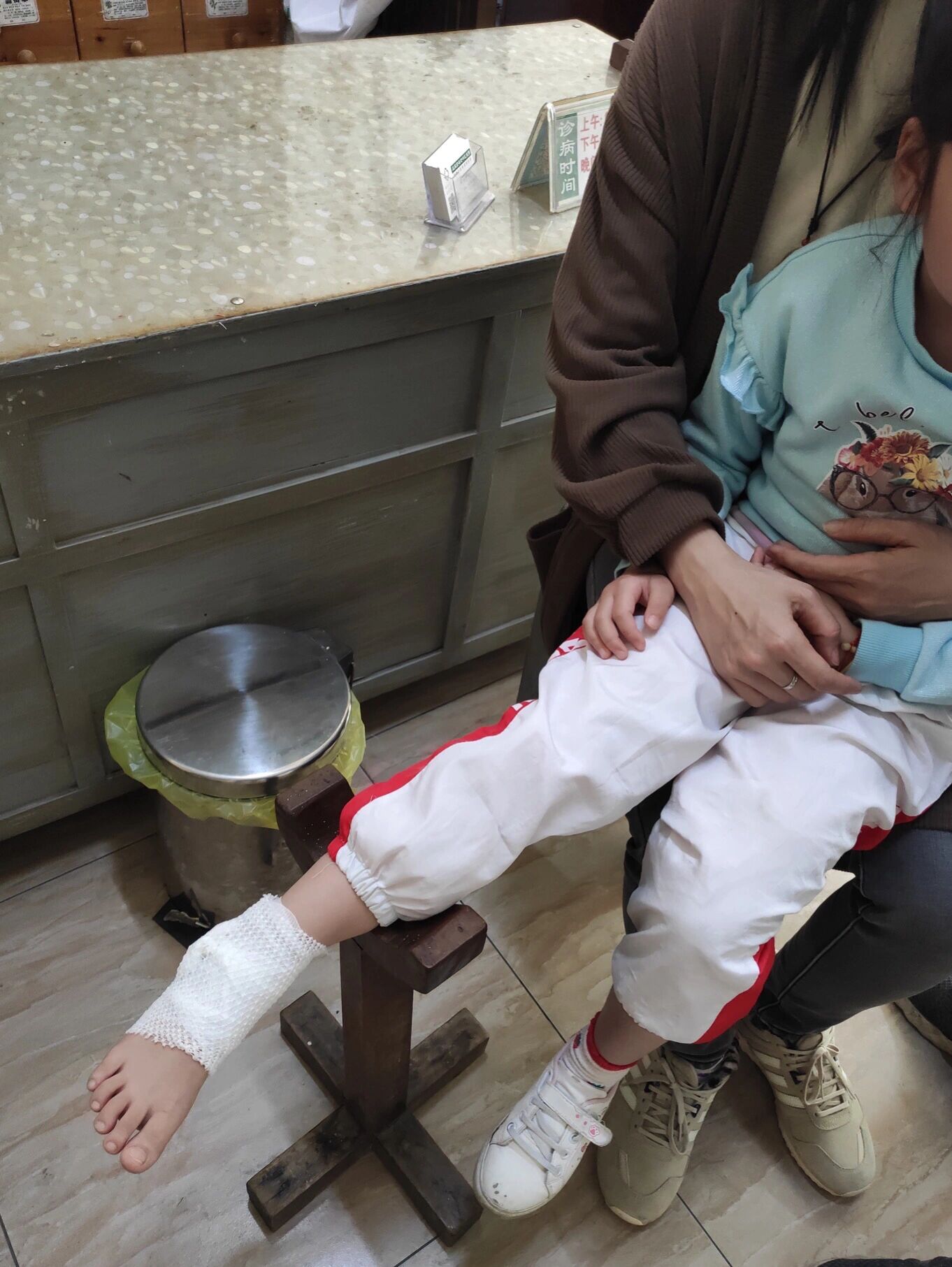 8岁小孩崴脚扭伤,这样处理