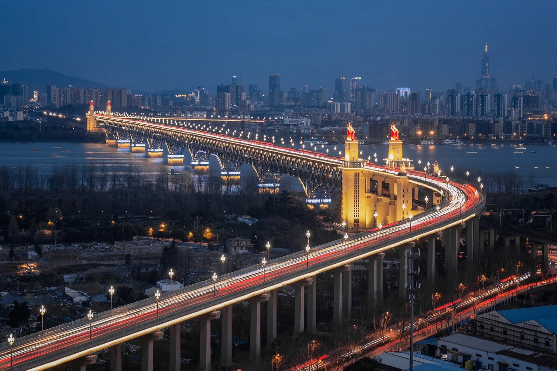 曾经在南京生活了8年,也一直记录了这座城市的日夜变迁