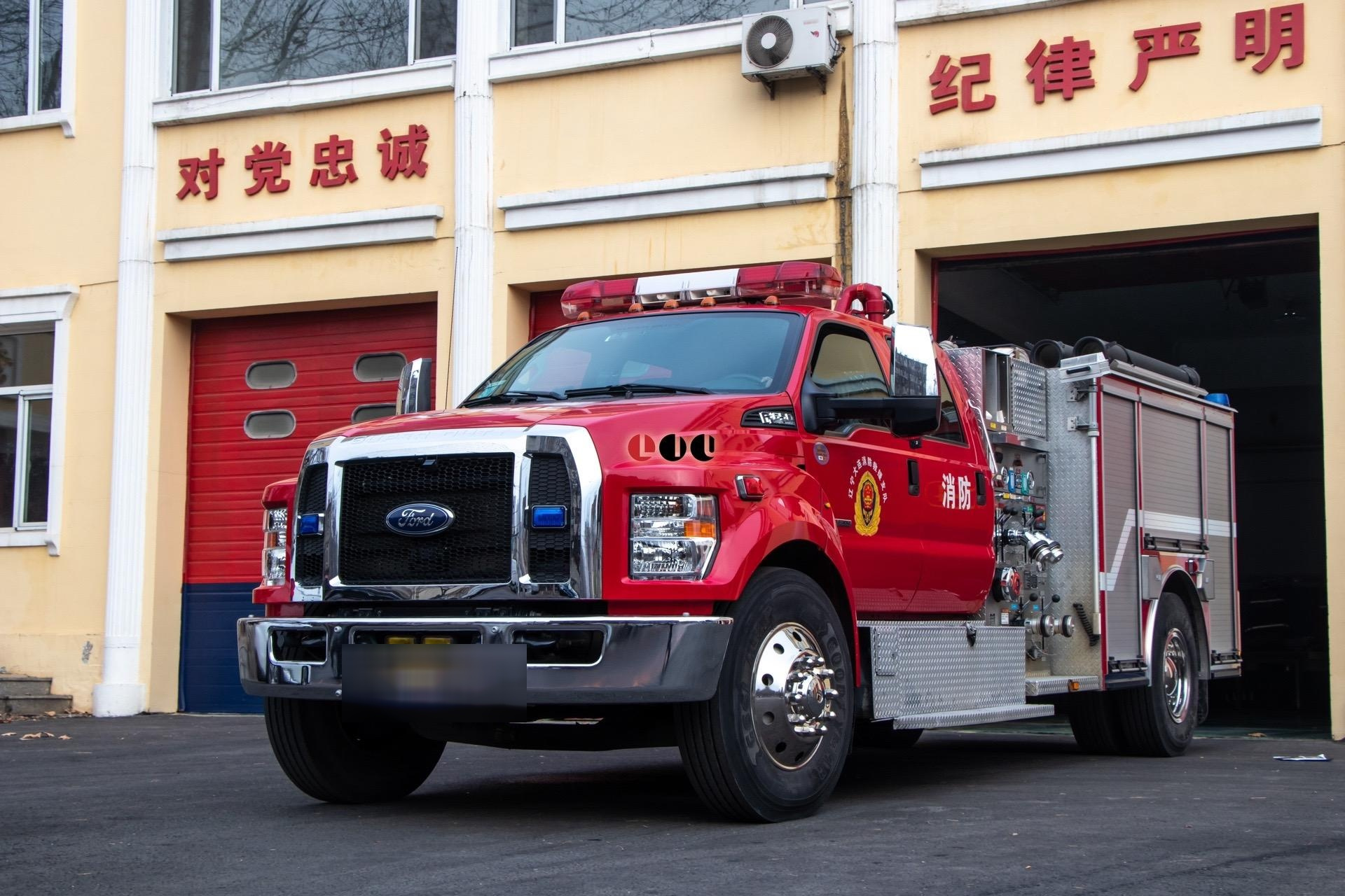 镀铬件的诱惑,使用福特f650底盘的大力雪龙泡沫消防车
