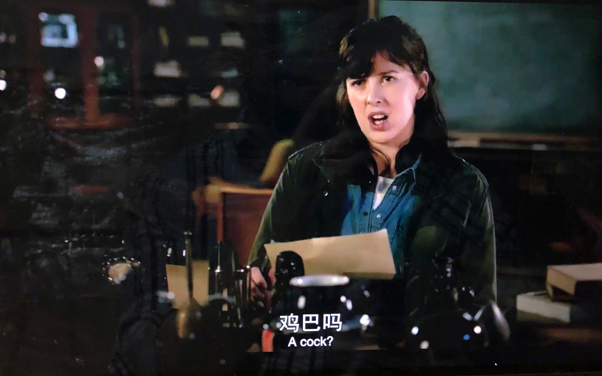 英剧《九号秘事》第三季第三集中,有一段发生在教授与超市女售货员的