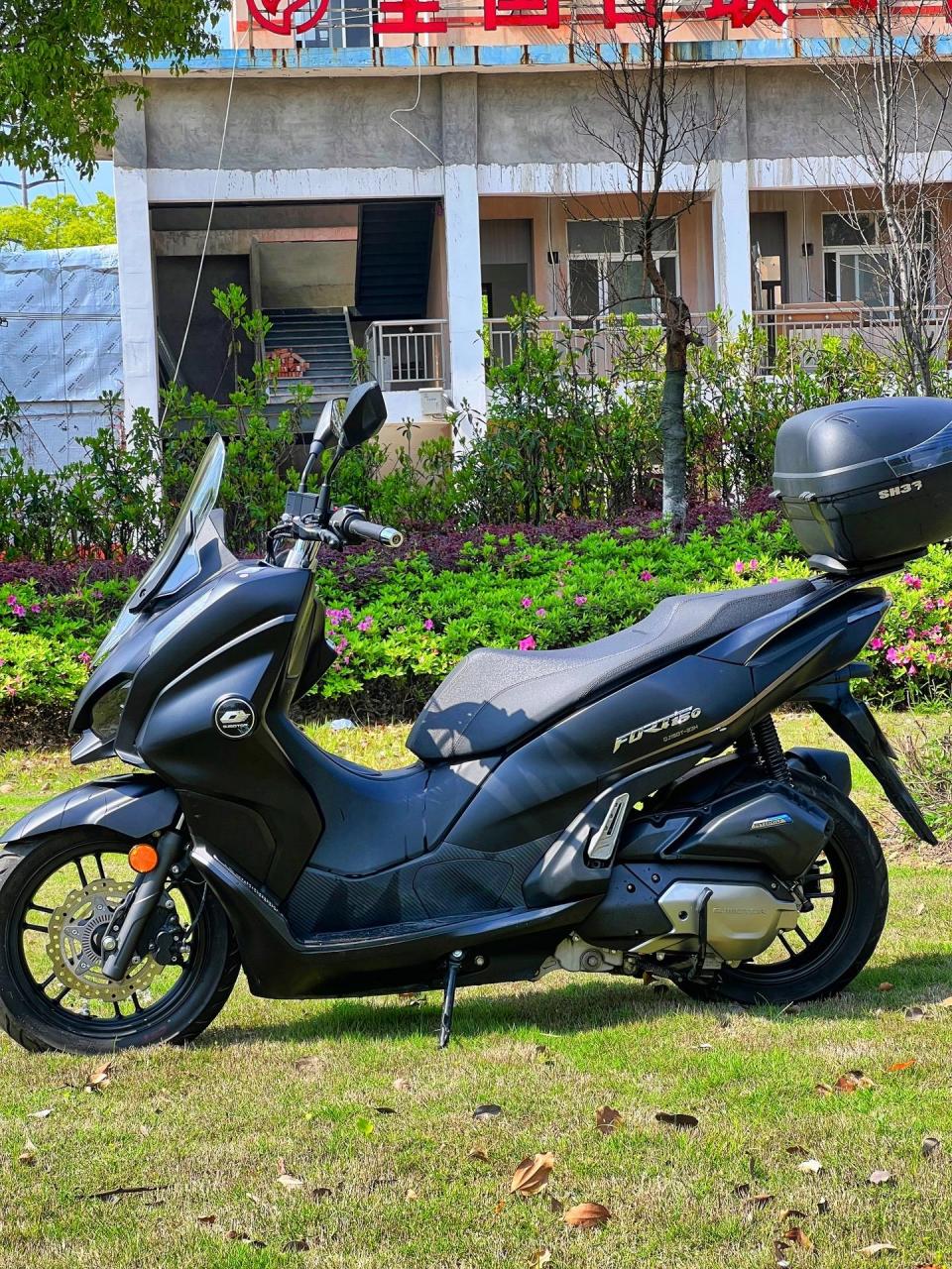 鸿150都市版踏板摩托车准新车一台 安全行驶3000公里 23.