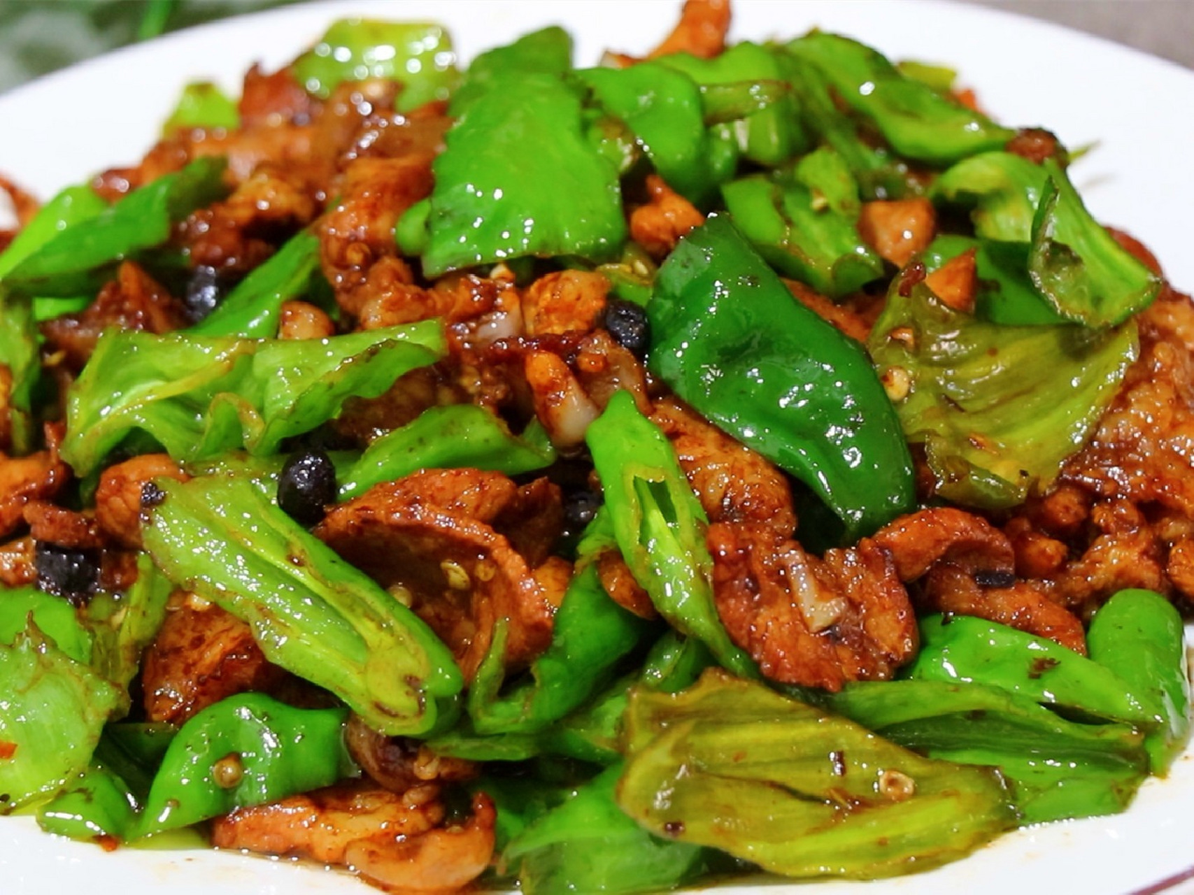 辣椒炒肉,山东大厨教你正确做法 辣椒炒肉很多人第一步就错了,难怪不