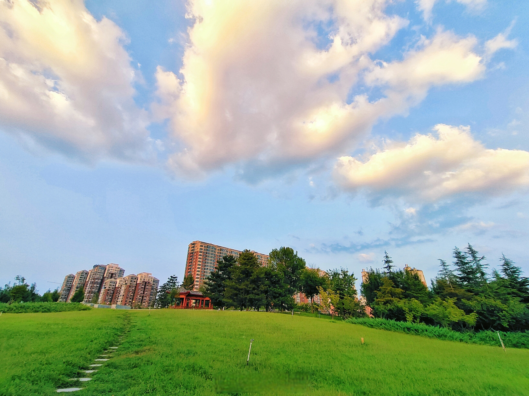 9月7日傍晚,黑崗口調蓄水庫景色優美,落日餘暉美如畫,市民趁著傍晚的