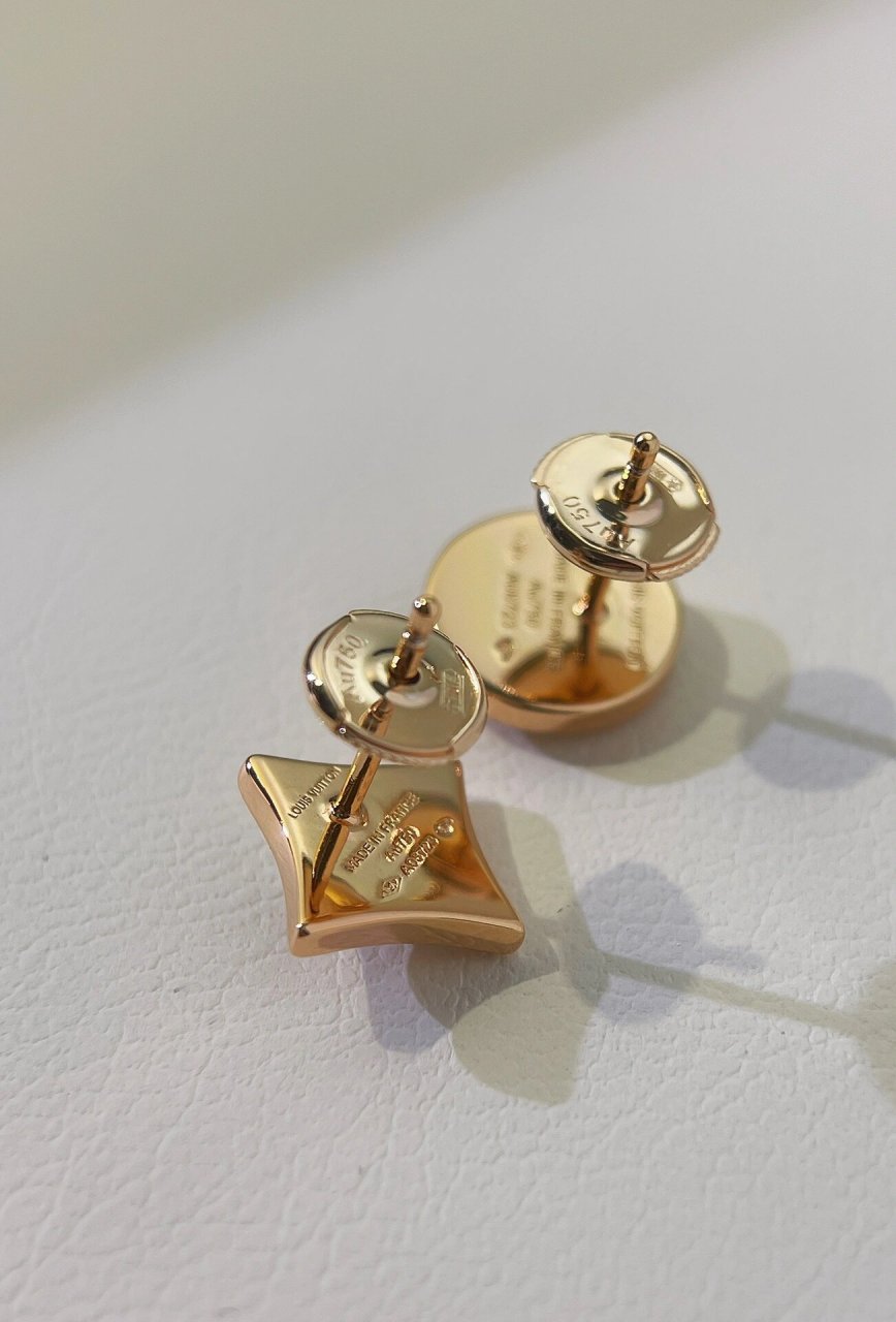 绽放在耳边的小可爱99lv路易威登不规则耳钉 lv这款四叶草耳钉非常